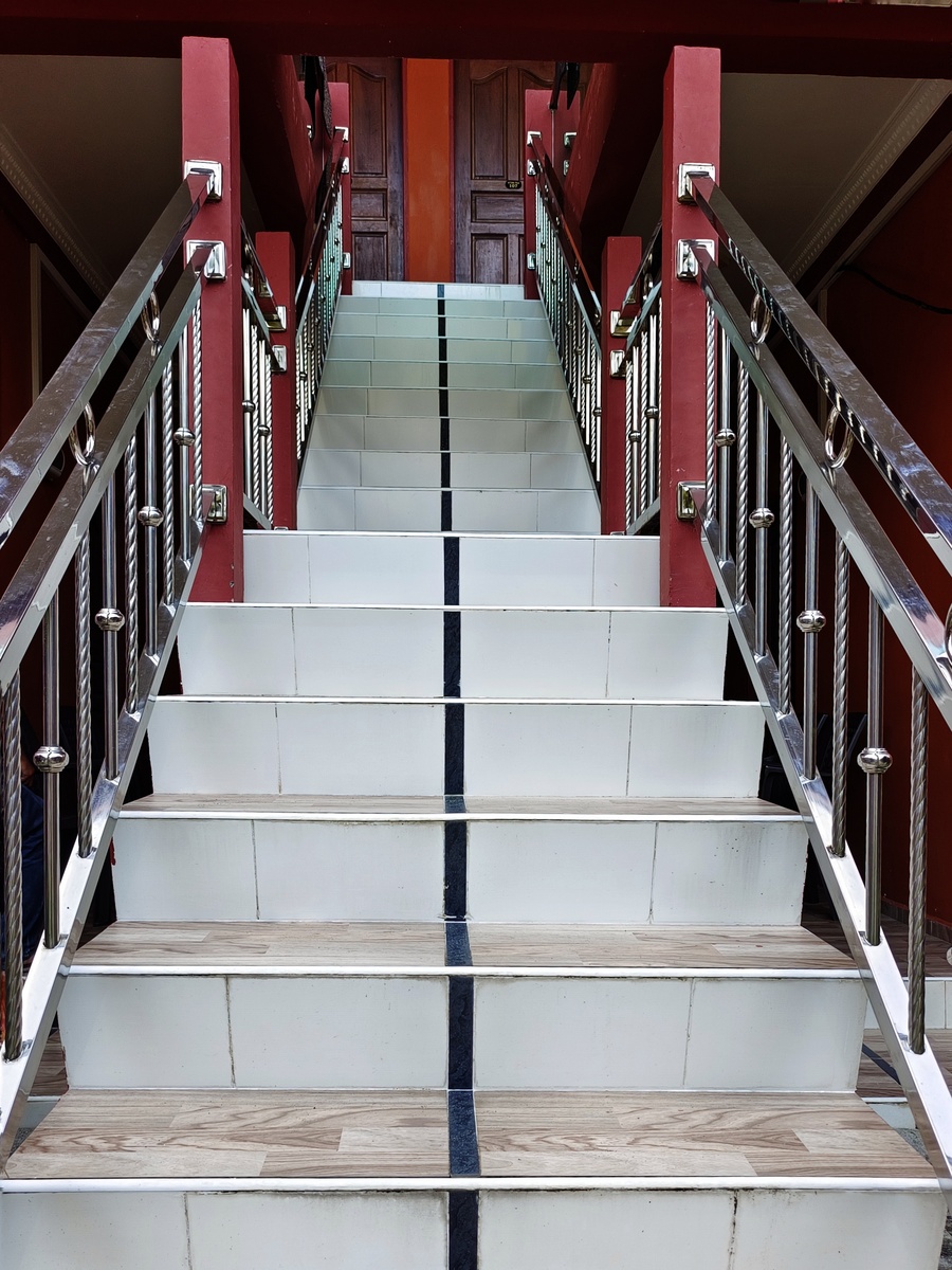 楼梯扶手中心线距离：50-70毫米，宽度需综合考虑