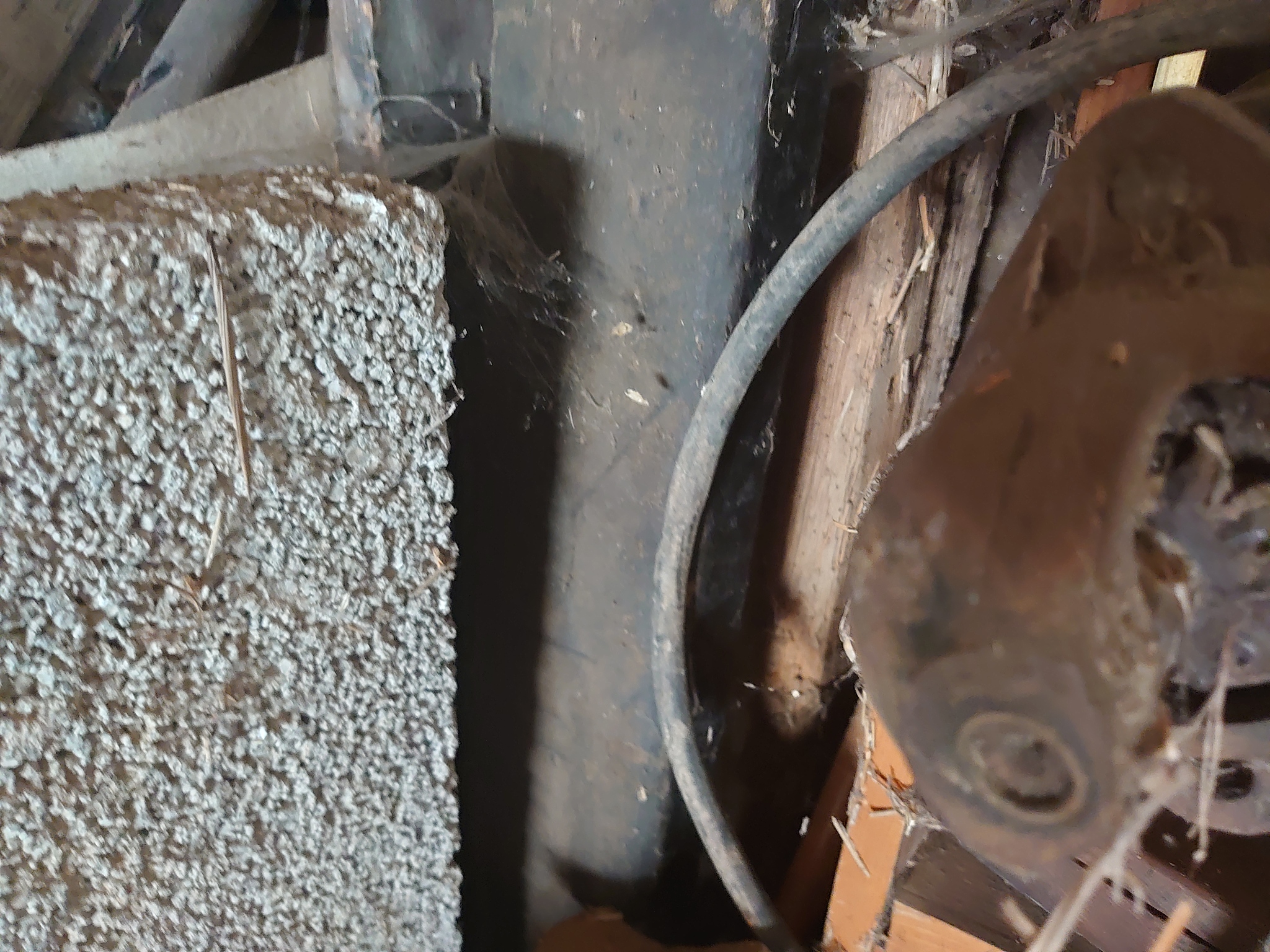 在涌动式扒渣过程中铁水的液面波动会对兑铁口造成什么影响