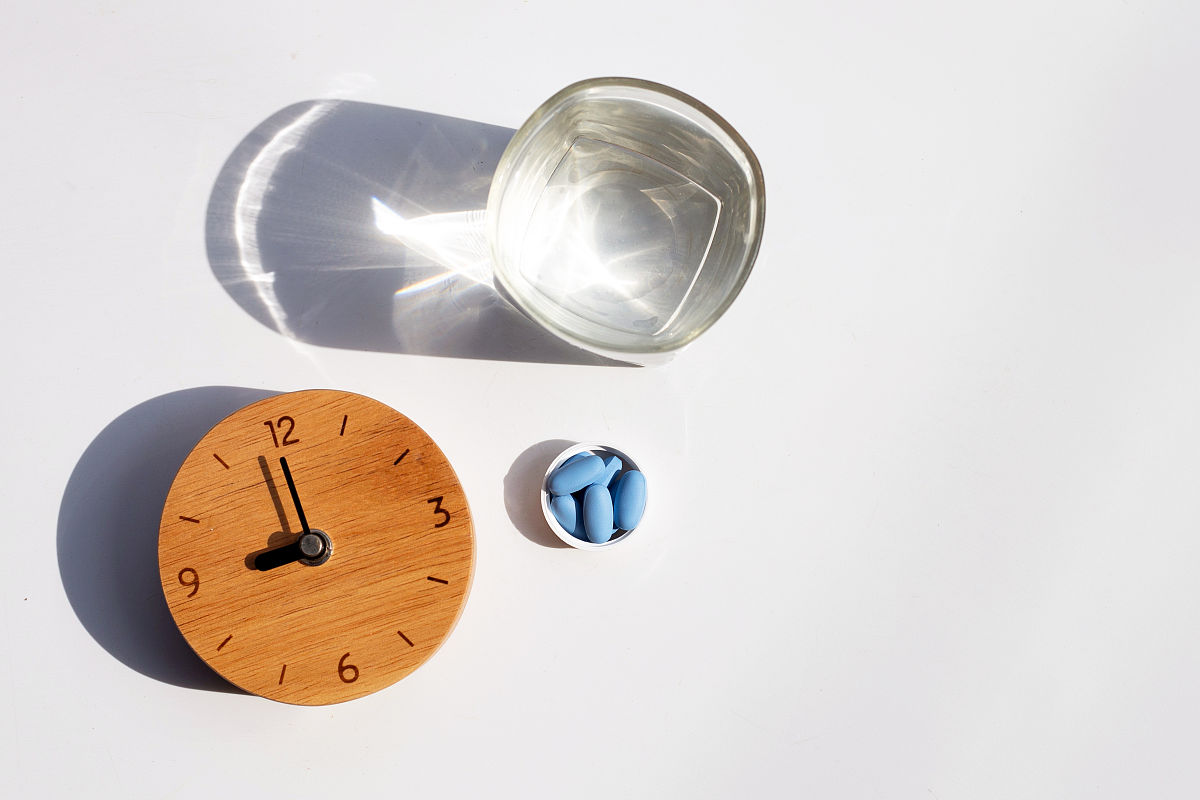 改写：本章主要分析了平面型的球体平衡器在 Jeffcott 平面转子模型上的抑振效果。首先通过拉格朗日方程推导建立了平衡器转子振动模型并进行了稳定性分析得出了三种稳态解形式。接着运用分岔理论对各参数进行了稳定区域分析研究并进行了仿真验证结果表明在稳定区Ⅰ中平衡器具有完全平衡转子的能力。其次对平衡稳态解Ⅰ的 Hopf 分岔产生的极限环进行了讨论分析了极限环稳定分支作用范围与周期变化并发现在平衡稳定区