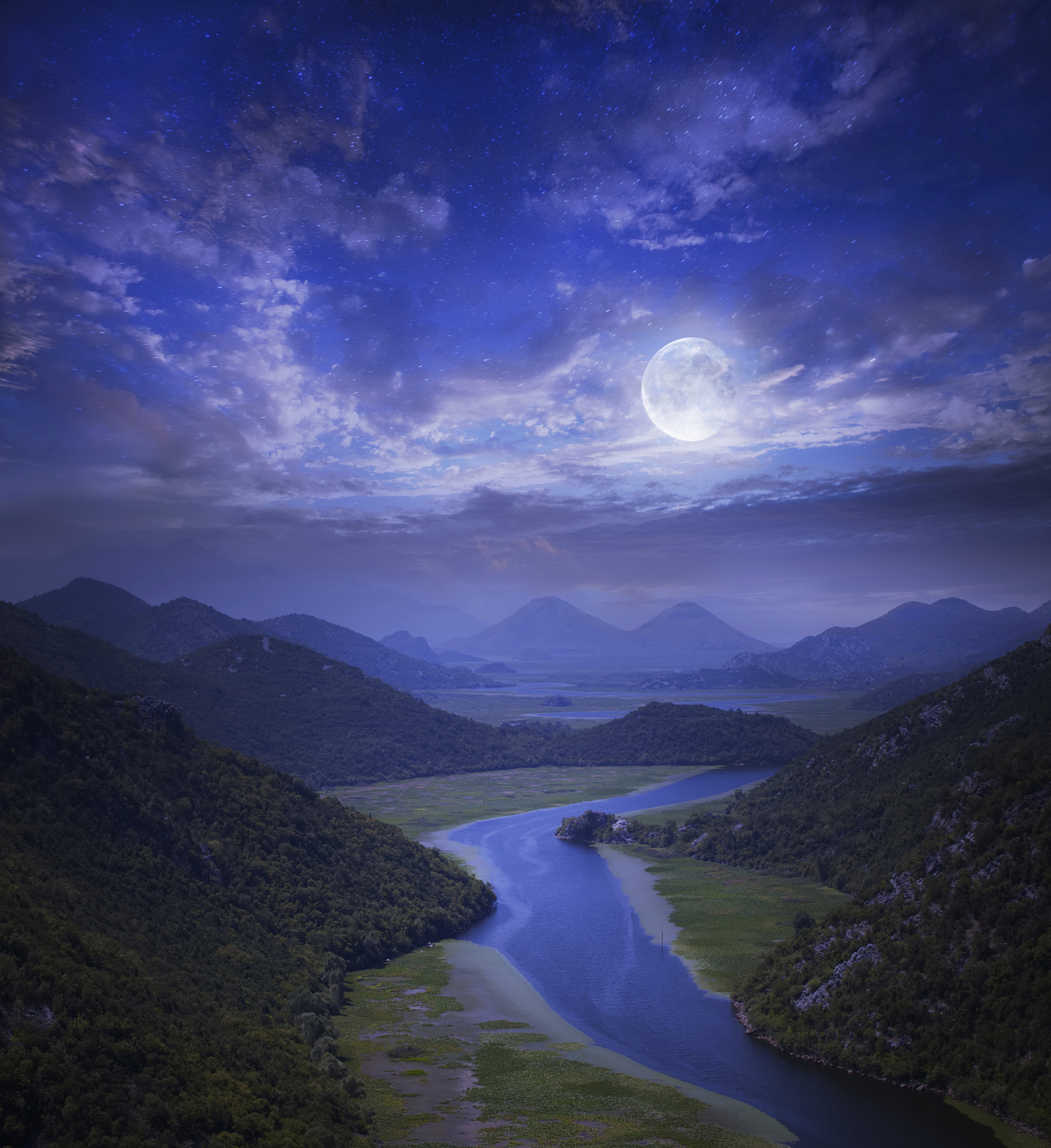 宁静夜空下的美丽画面：星空、山峰、动物和女孩