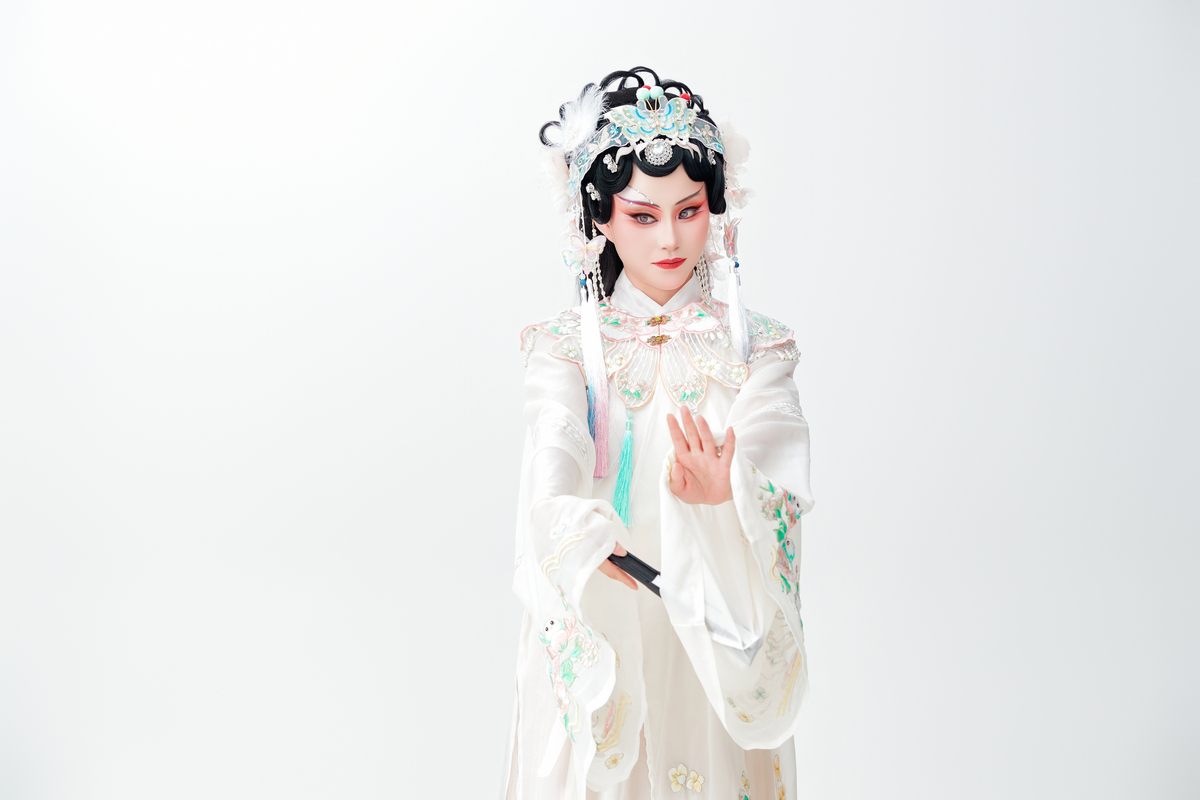 身着中国传统戏曲服饰的亚洲美女,纯白背景