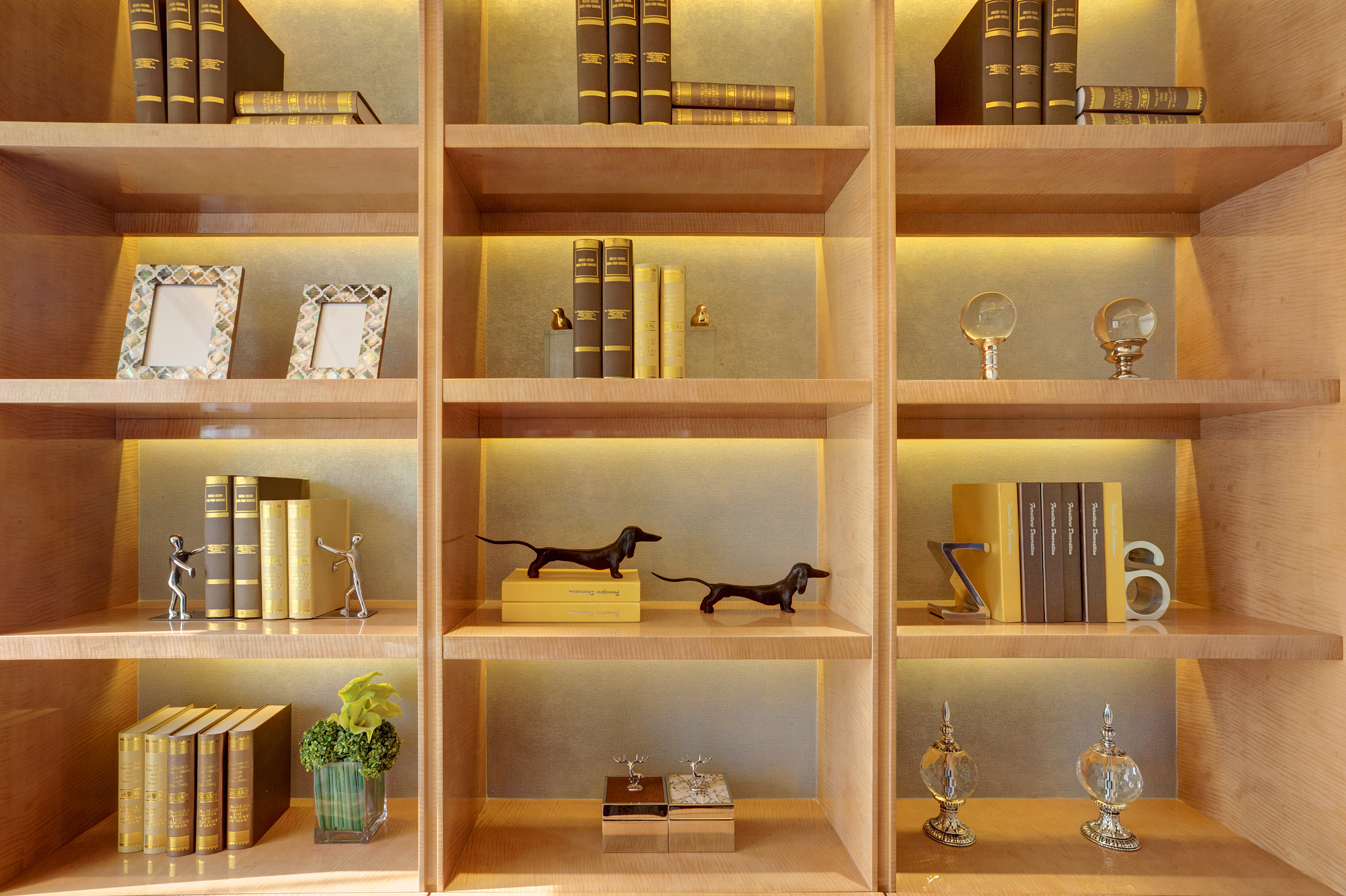 宁静的美感储物的艺术。USM高端品牌柜子让空间变得更加优雅。按照类似的本案写10篇出来。每篇字数控制在30字左右。把自己当成大师写的更优美符合高端消费群体的审美