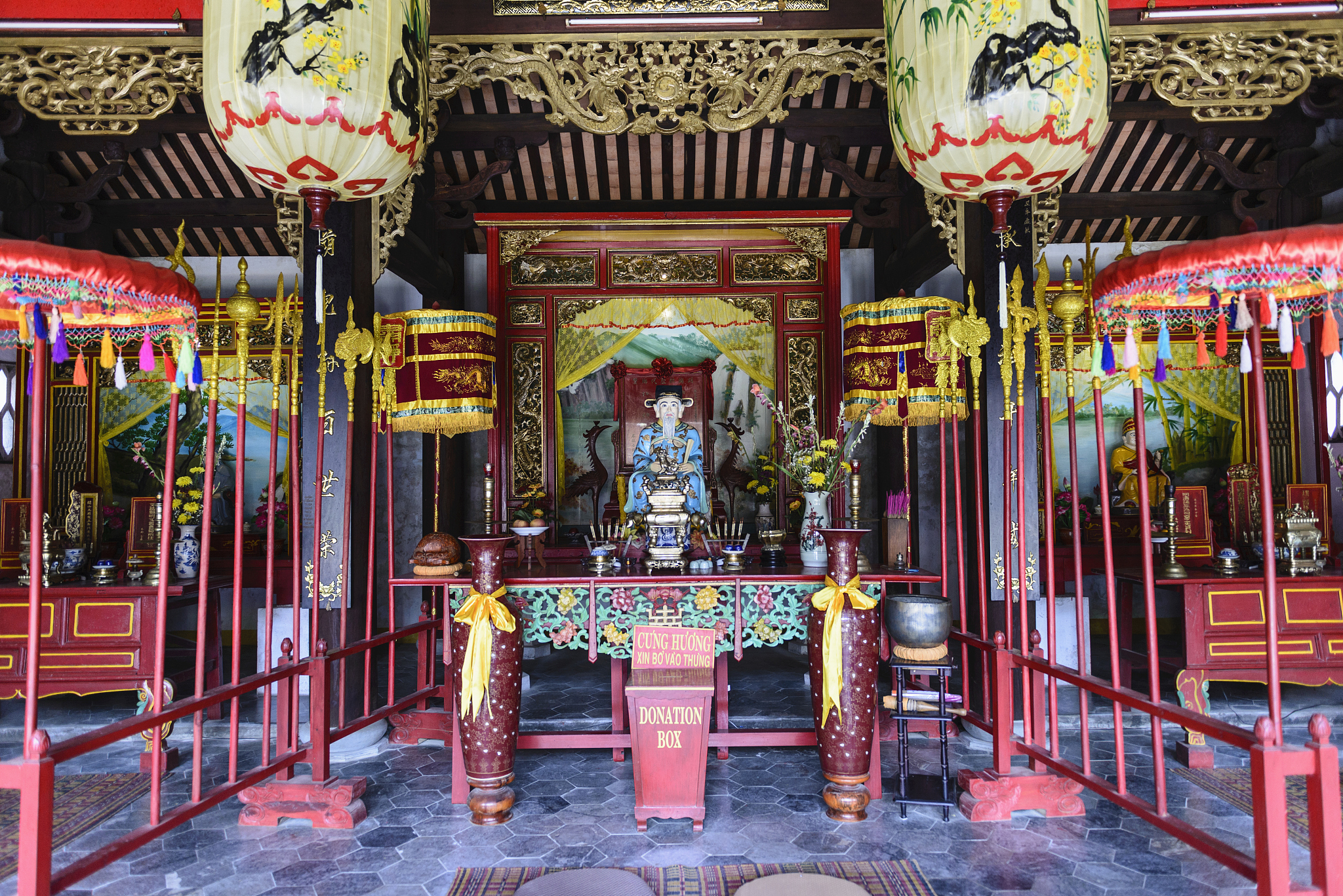 如何看待姻缘庙我看都不看财神殿里长跪不起写1000字左右