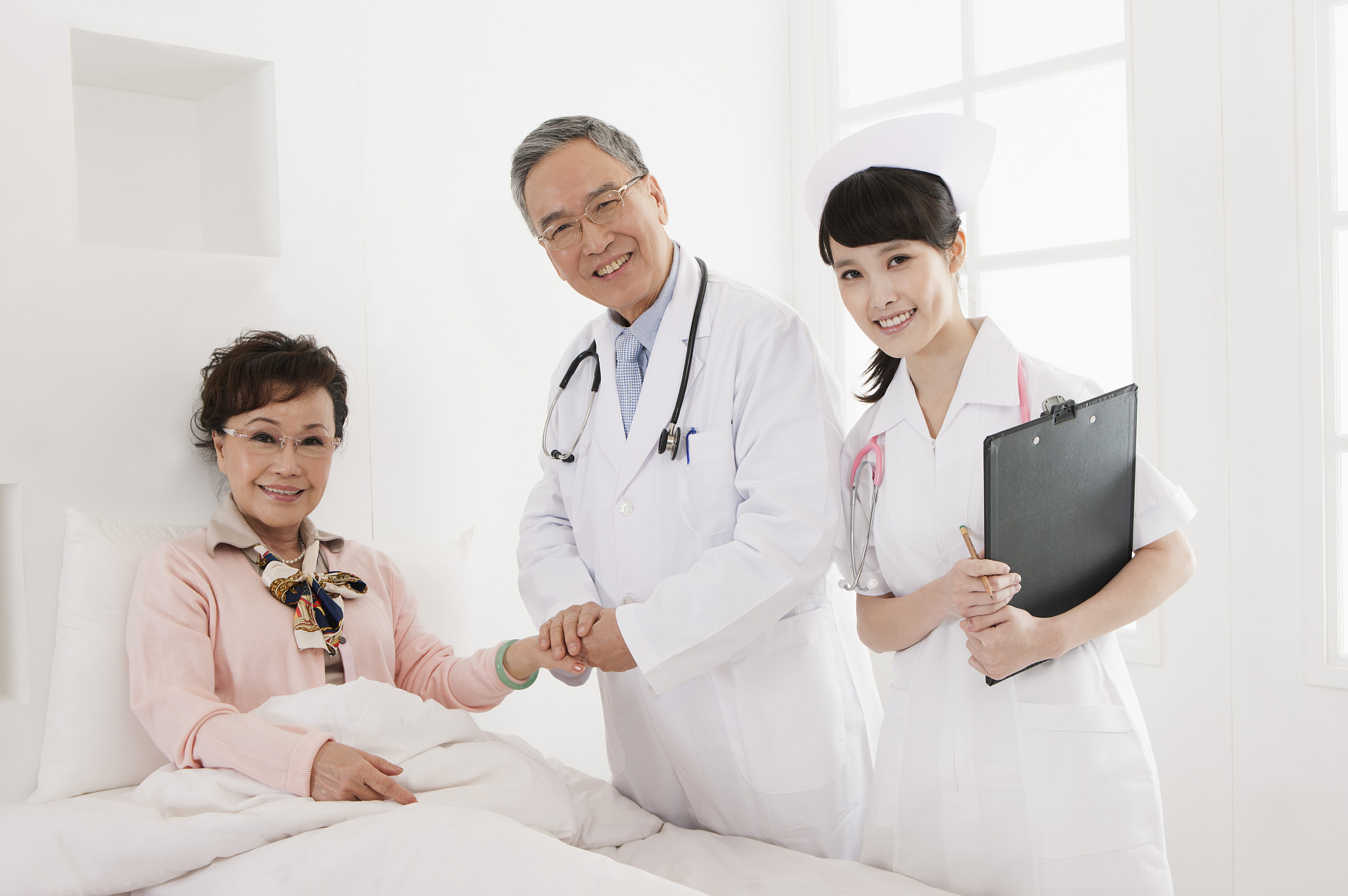 用中文写一个妇产医院宣传片视频脚本