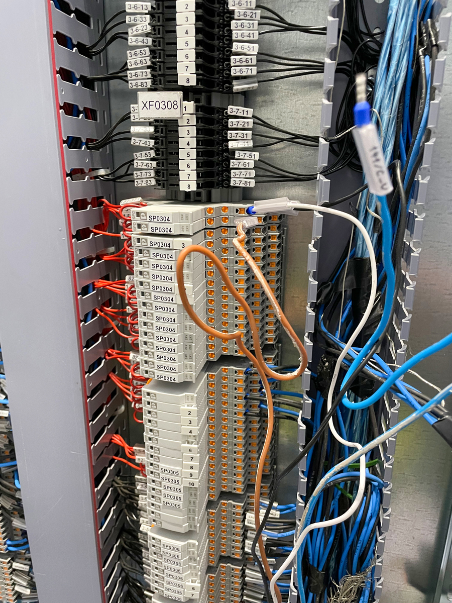 两层楼网络布线方案：教室、会议室、办公室信息点位分配