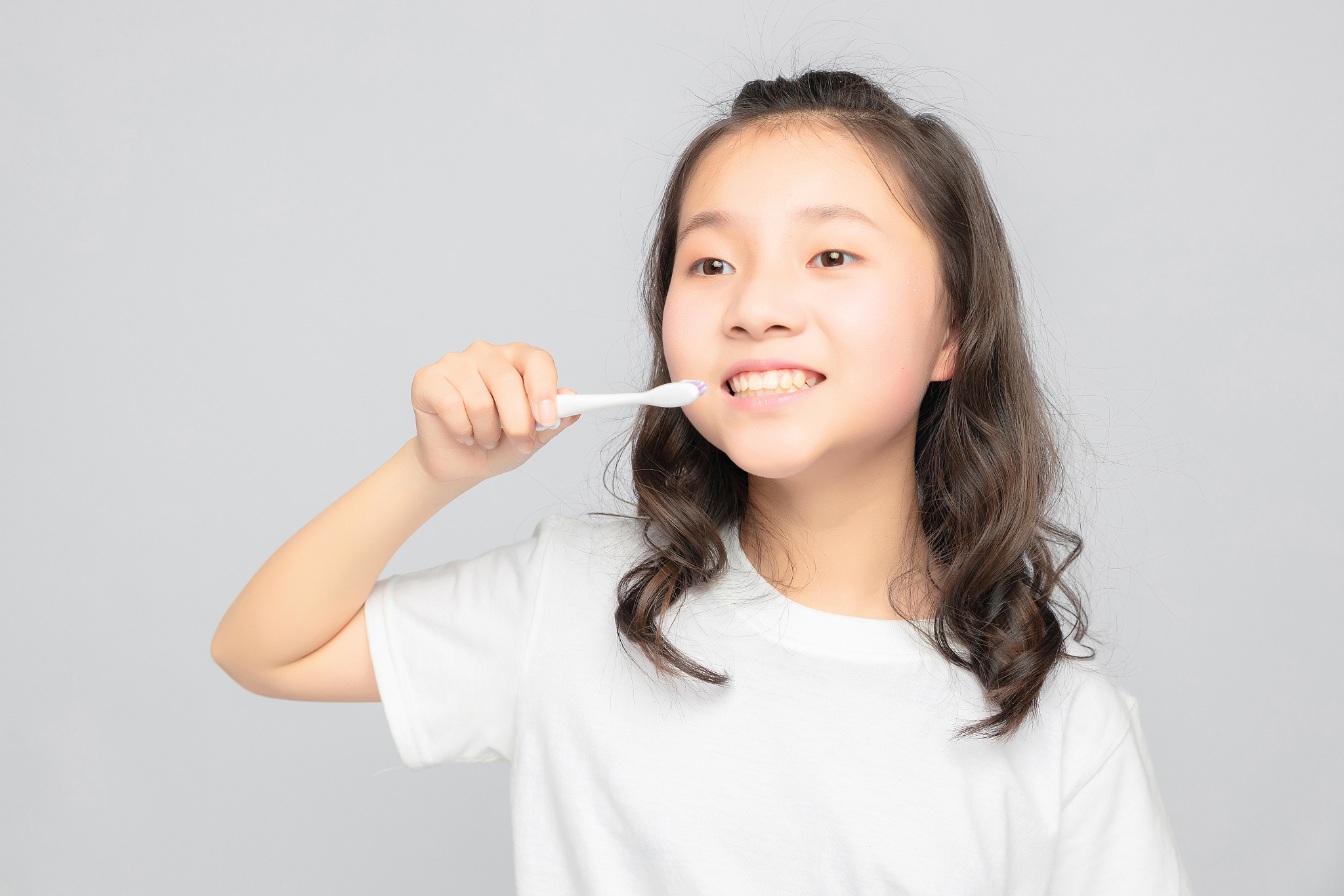 灰色背景里的亚洲小学女生
