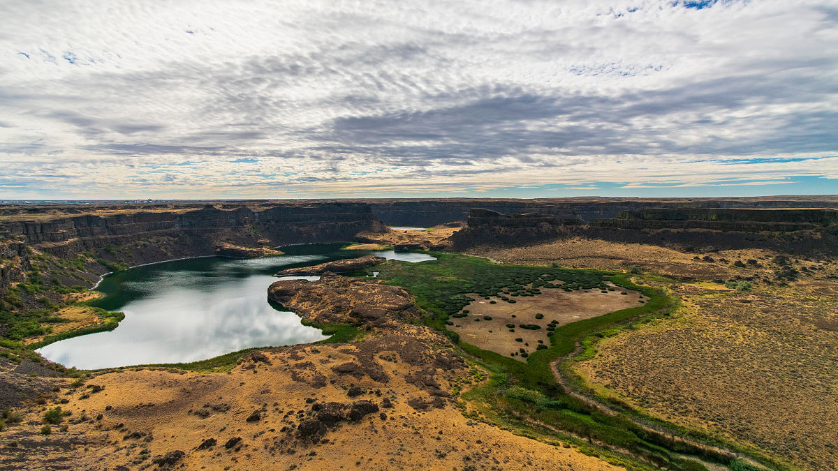 翻译。The United States is a very large country It has many different kinds of landscapes climates and many different kinds of people In the East the countryside is green and fresh Here are some of the f