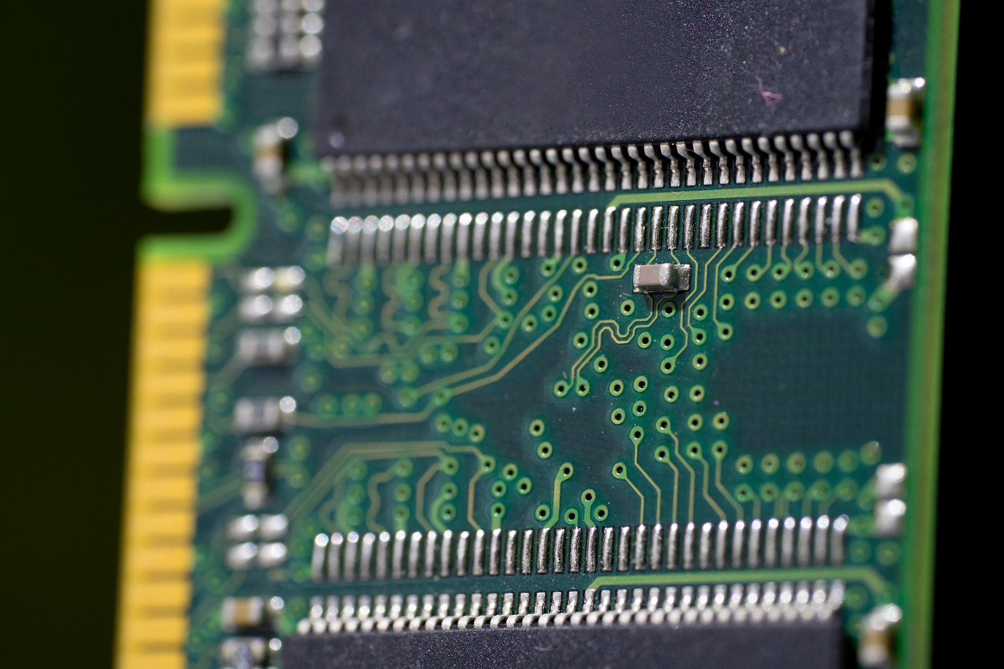 操作系统基础知识多选题：关于CPU、缓存和存储介质的说法