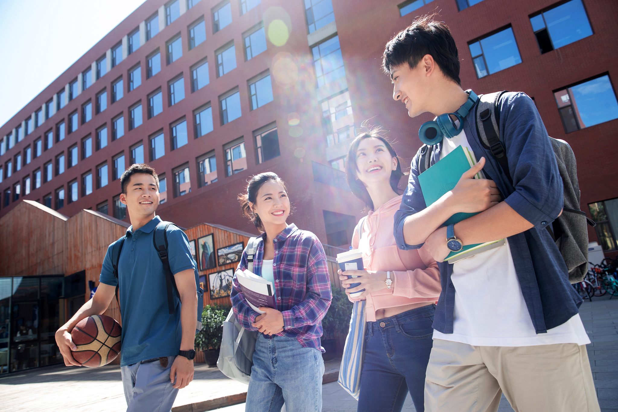 大学生情侣在校园里