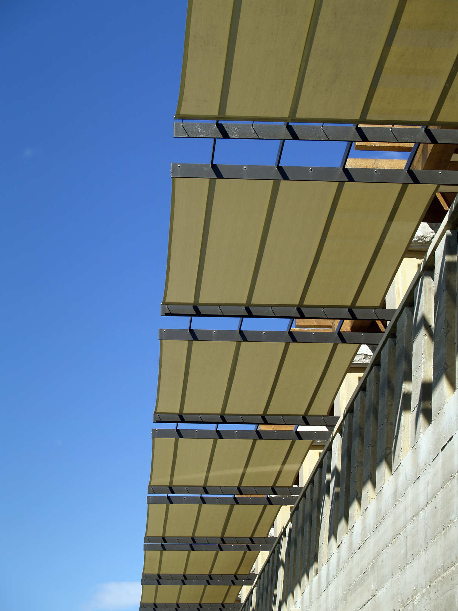 户外智能遮阳伸缩曲臂蓬它防紫外线防水遮阳节能防风沙新款全密封式吊臂转向臂座增加牢固度和抗风能力使外观更加精致又美观它自带流水槽功能会从两边顺流而下解决飘向屋内弊端 彻底告别水帘洞带你在别墅花园享受户外美好生活有关户外遮阳天幕蓬的宣传文案