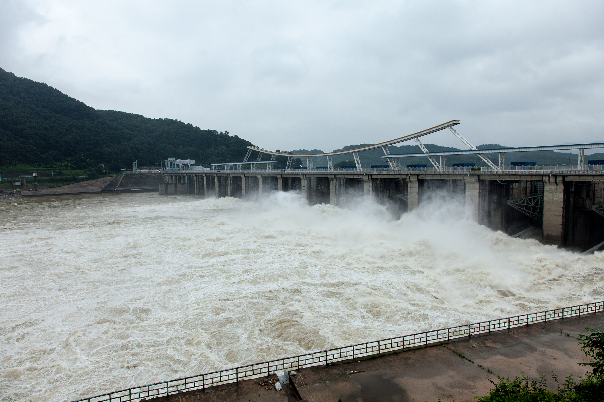换个说法：一方面由于水电项目投资巨大、建设周期长、回收期长需要大量资金投入但一般投资者受限于投资能力和收益难以进入该领域因此水电建设资金主要依赖国家投入、电力企业自我积累和银行信贷资金。然而未来要建设巨型水电站仅依靠国有资本和银行贷款的筹资模式已经无法支撑。