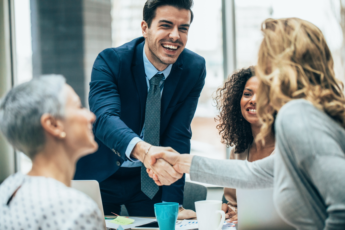 领导叫你跟老板喝酒，如何应对？