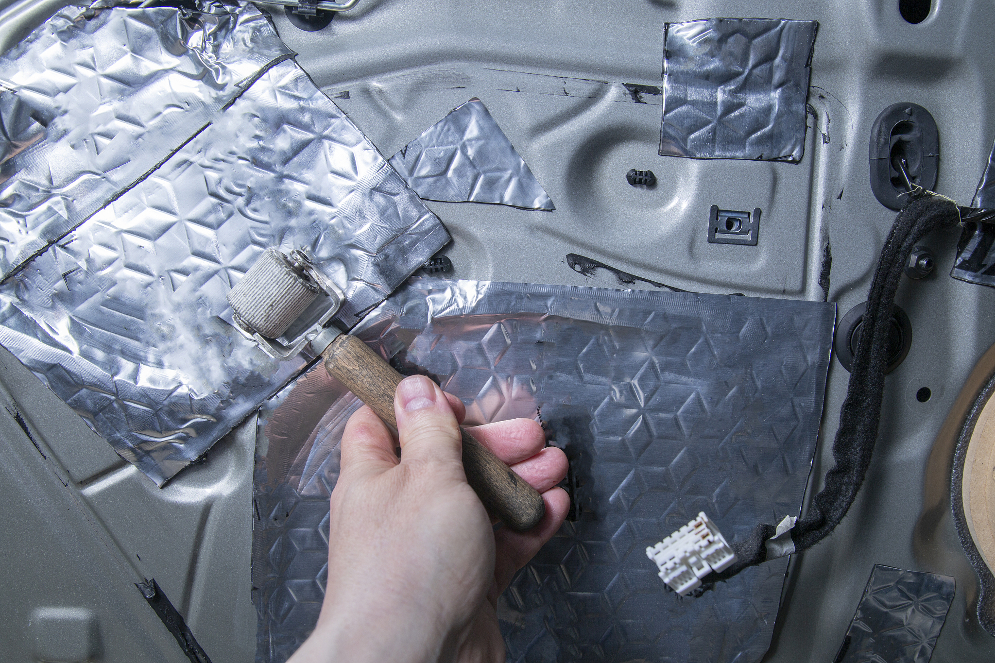 车窗完好的情况沉入河底能不能打开车门