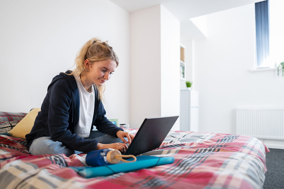 请拟订电路新技术理论与实践课程作为一门新的课程预期其他可提交成果把下面的内容详细化一点1、课程视频资源或在线课程；2、发表的相关教学改革论文；3、与课程建设相关的获奖情况；4、课程成果推广情况；5、其他。