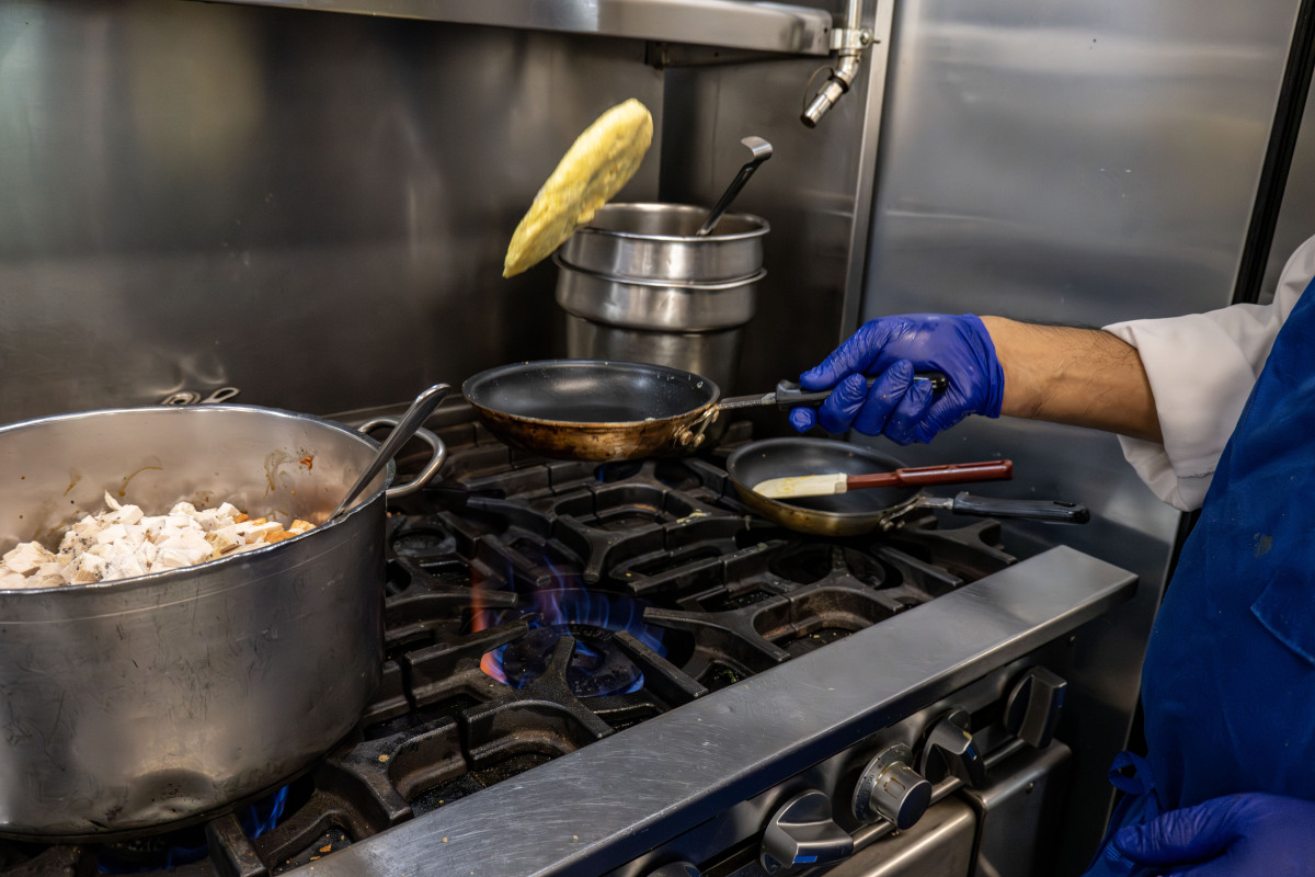 描写厨房餐厅凌晨很早就开始准备食材的艰辛宣传片开头语