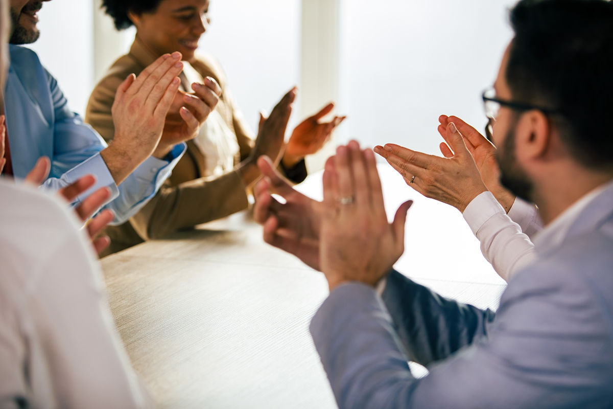 别人夸你时，如何巧妙回答？