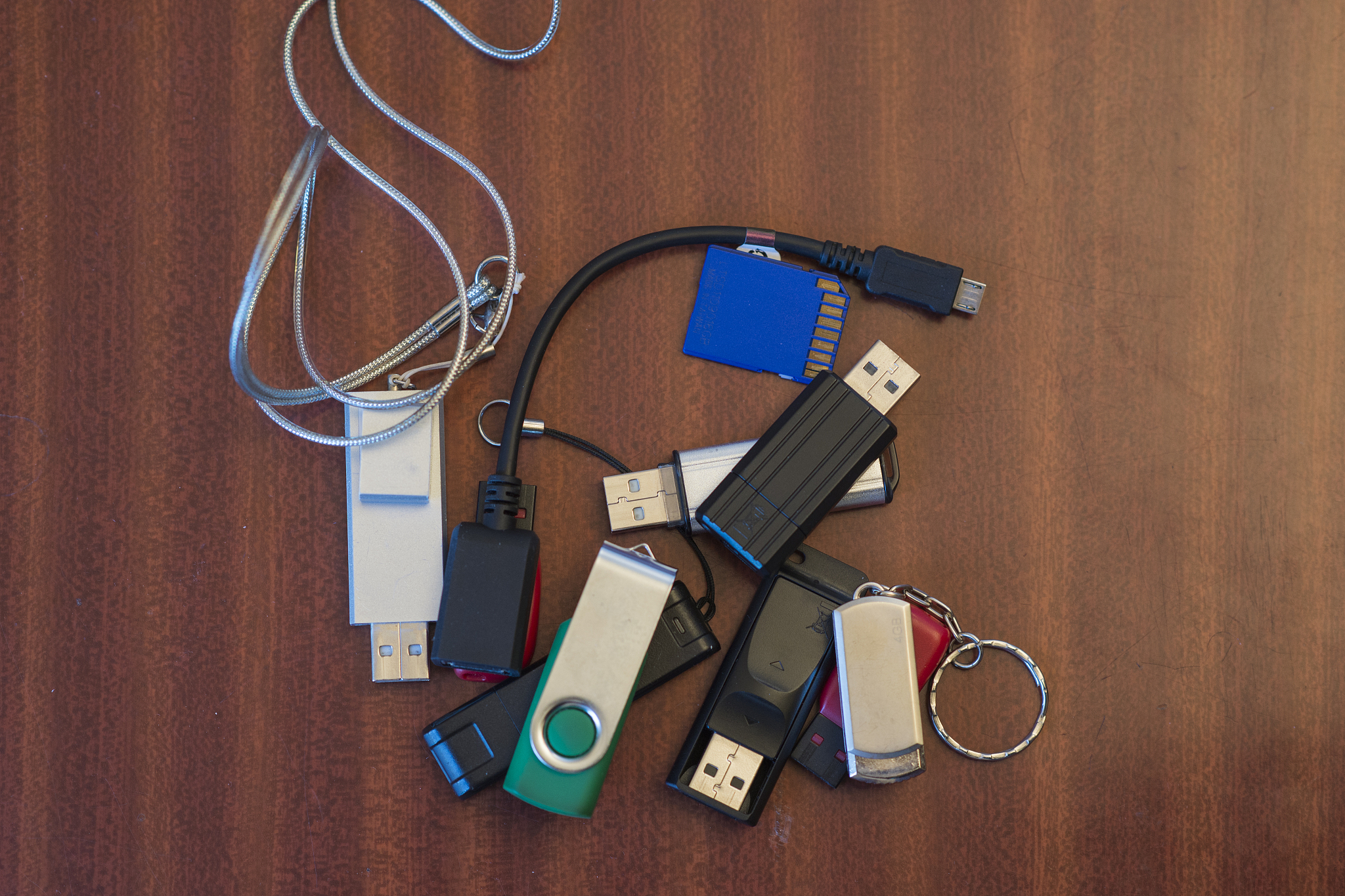 红色手环便携杆 - 时尚个性，随身点缀