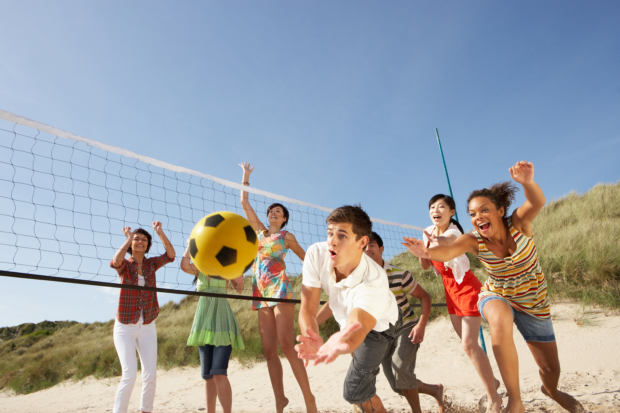 用微信公众号风格帮我写一段夏令营招生的引言。从怎么过暑假更有意义开始列举不同的过法再引出夏令营讲述夏令营的好处和意义。