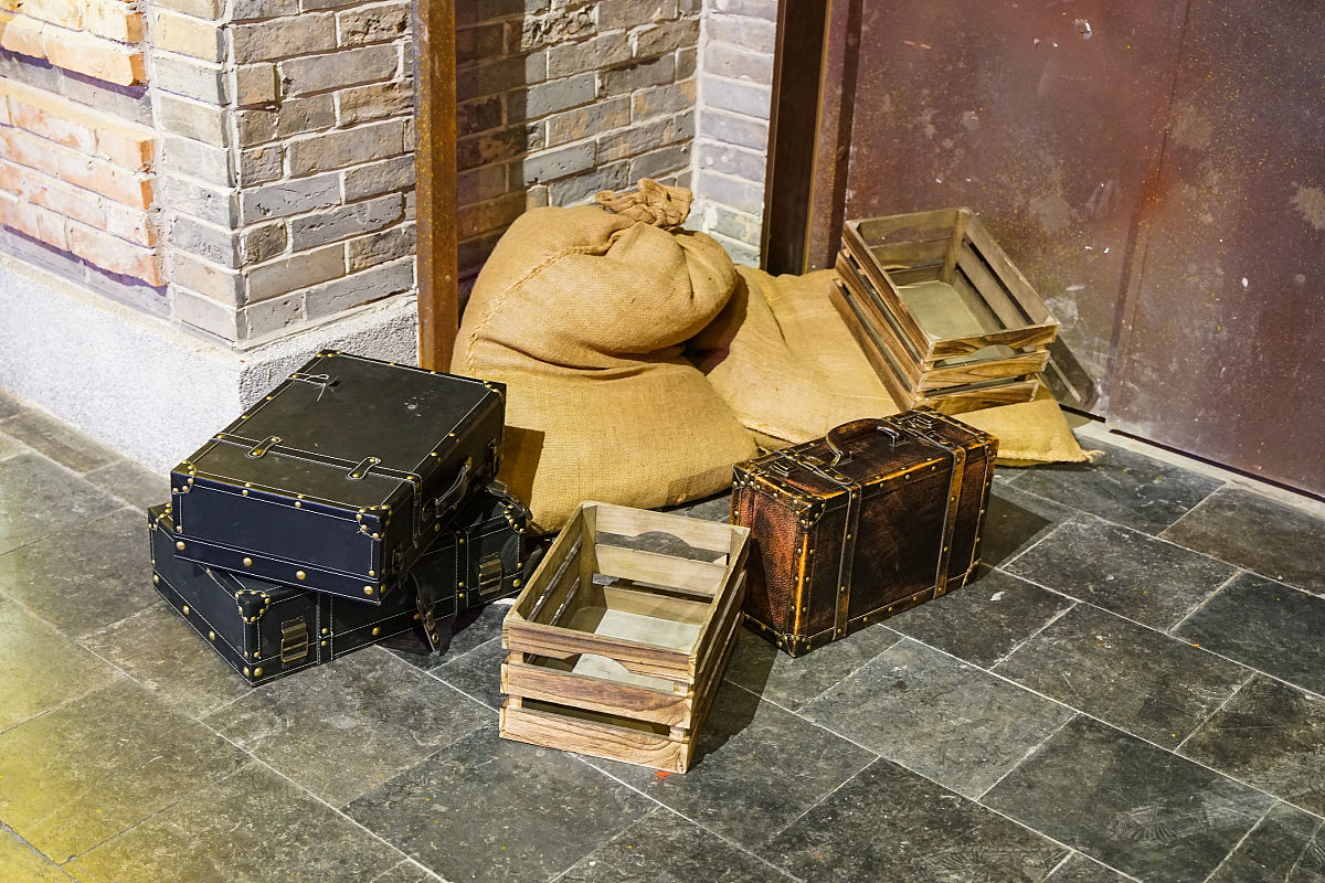 神秘的箱子：一段未知旅程的开始