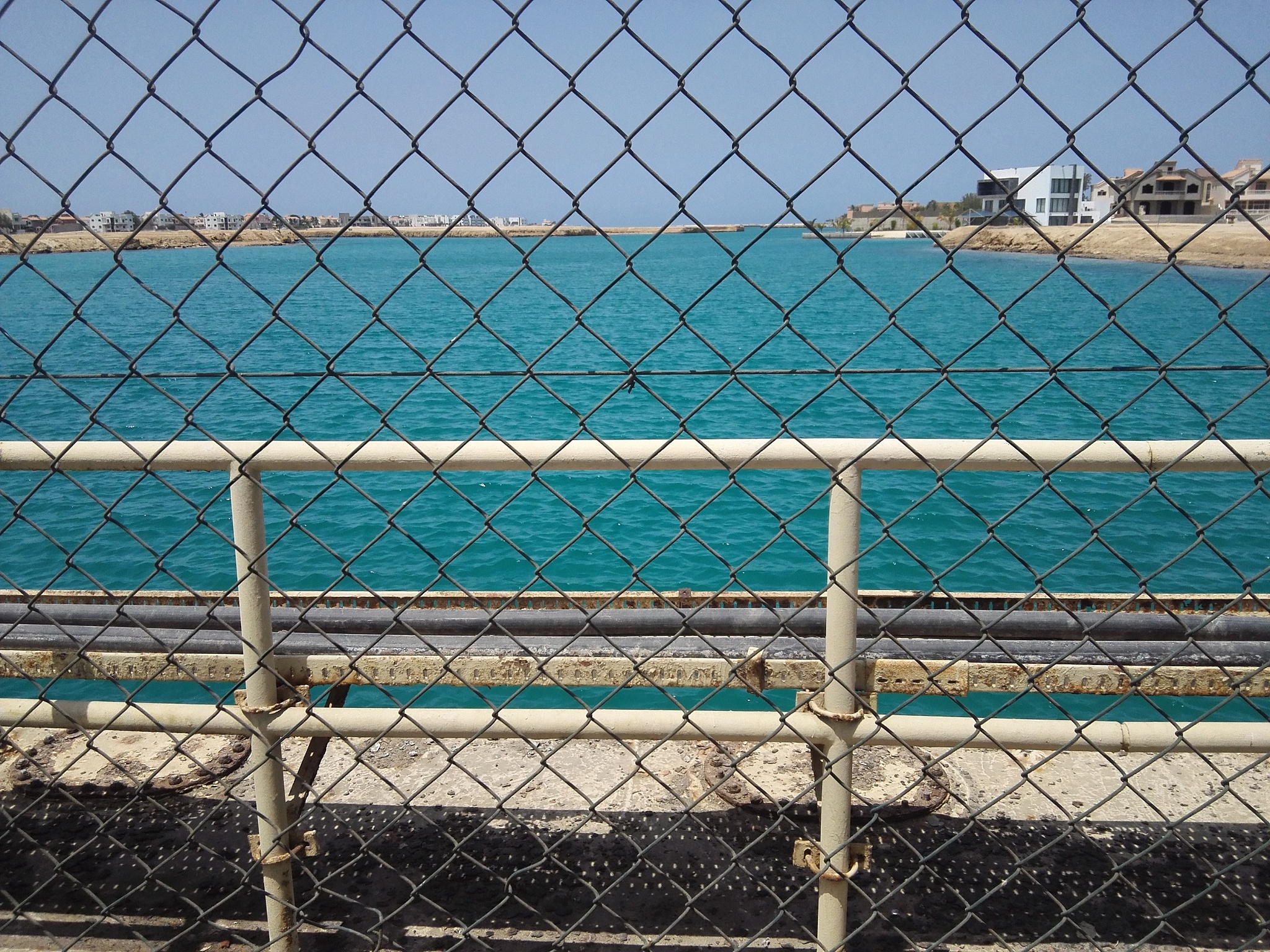 玻璃钢防眩网优势：耐用、轻便、美观、易安装