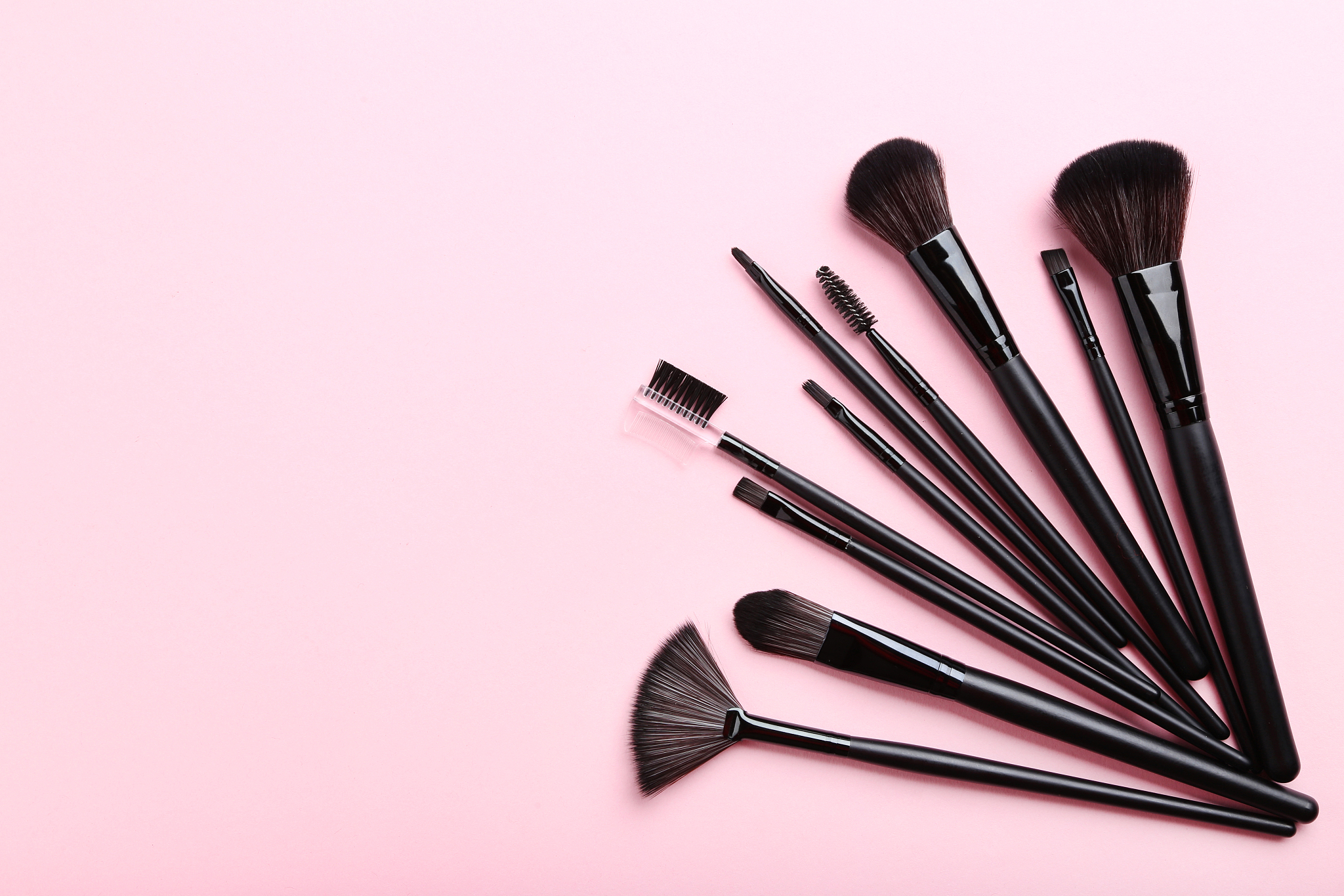 魔法粉底刷测评 | 告别卡粉！打造无瑕妆容的秘密武器