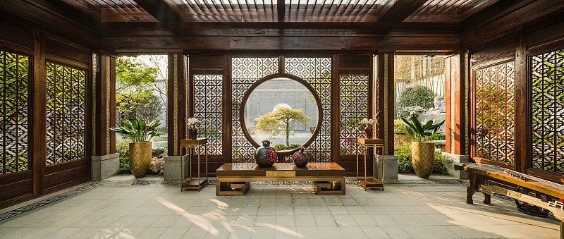 以下内容的国风小院的盈利点都有哪些该如何去做1 地址选择 小院应该选在交通便利景色优美的地方。2 小院设计 小院应该以传统的国风建筑为主包括屋顶瓦片、门窗、墙体等都应该有国风元素。同时小院应该包括一个露营区域方便游客露营体验。3 美拍场景 应该在小院内设置多个美拍场景如竹林、池塘、花园等以吸引年轻人消费。4 换装 应该准备多套国风服装供游客免费使用换装拍照。5 美食 应该提供多种国风美食并在旺季时