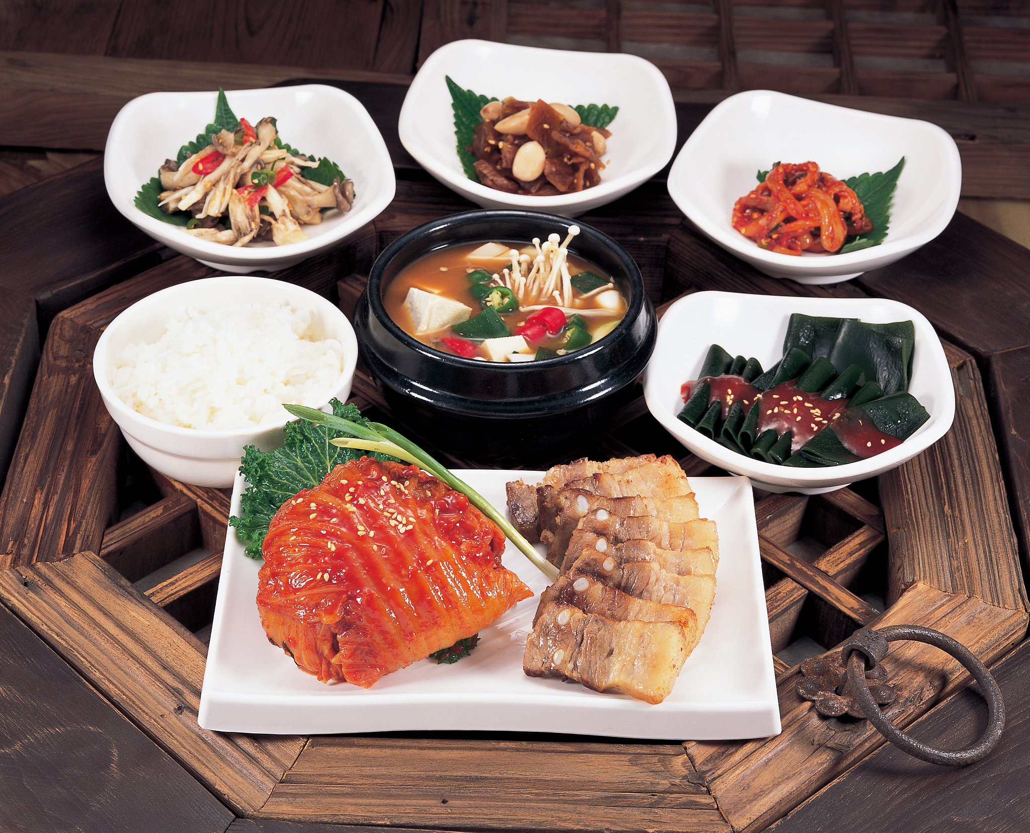 setting the table,wrapped,vegetable,kimchi,pork,slice,korean foo