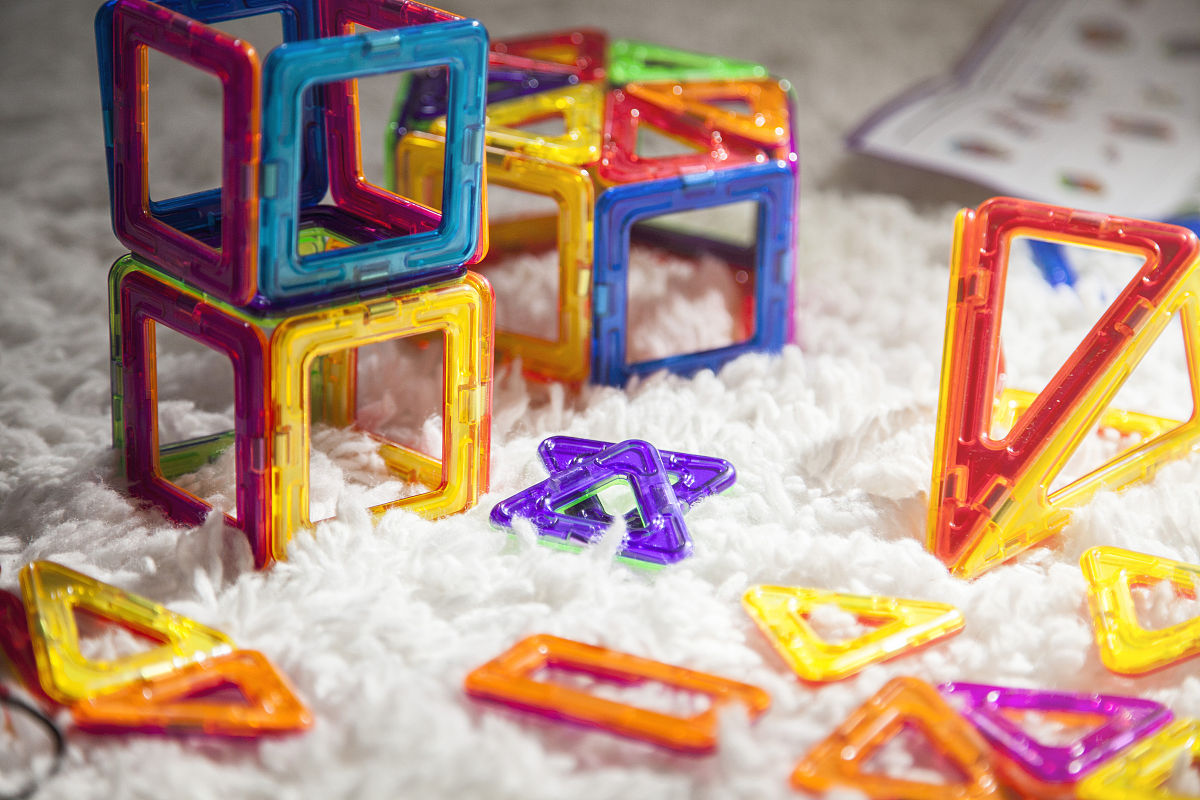 积木搭建成童年的城堡稚嫩的手幸福成长一块块方块拼接成幸福陪伴着我和弟弟的成长。 积木搭建成成长的桥梁如何续写