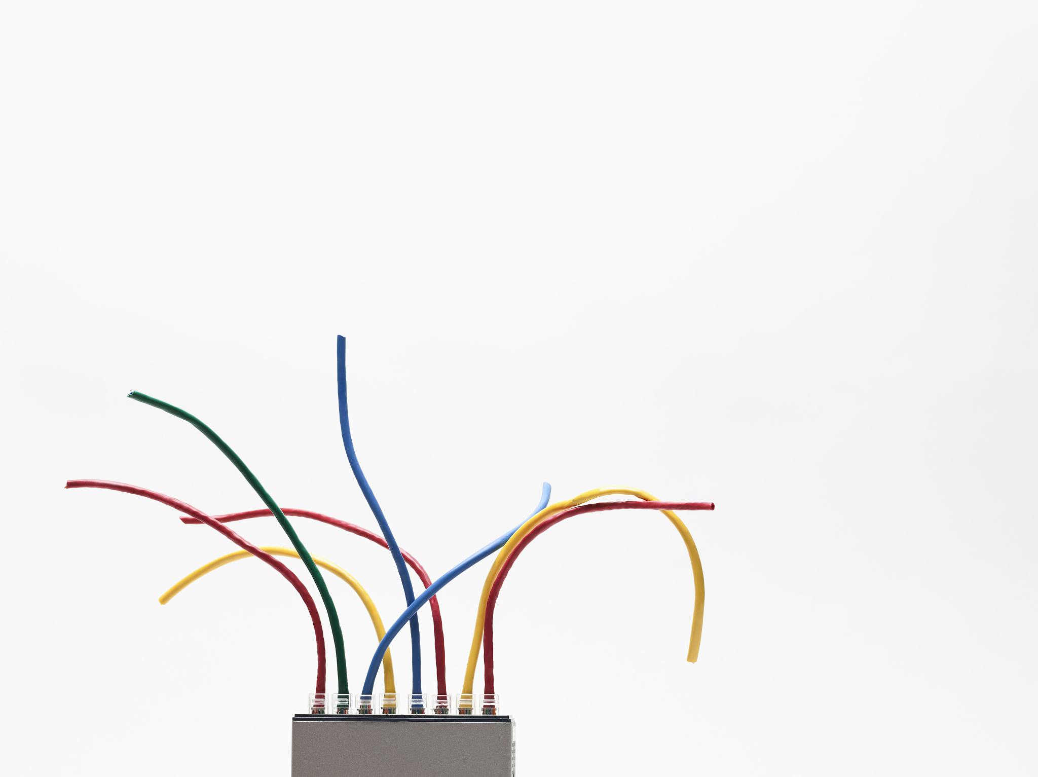 改写下面这段话从结构上来看SIR 是由两个或两个以上具有不同特性阻抗的传输线串联而成的终端短路或开路的谐振器与之相对的是均匀阻抗的传输线谐振器UIR。