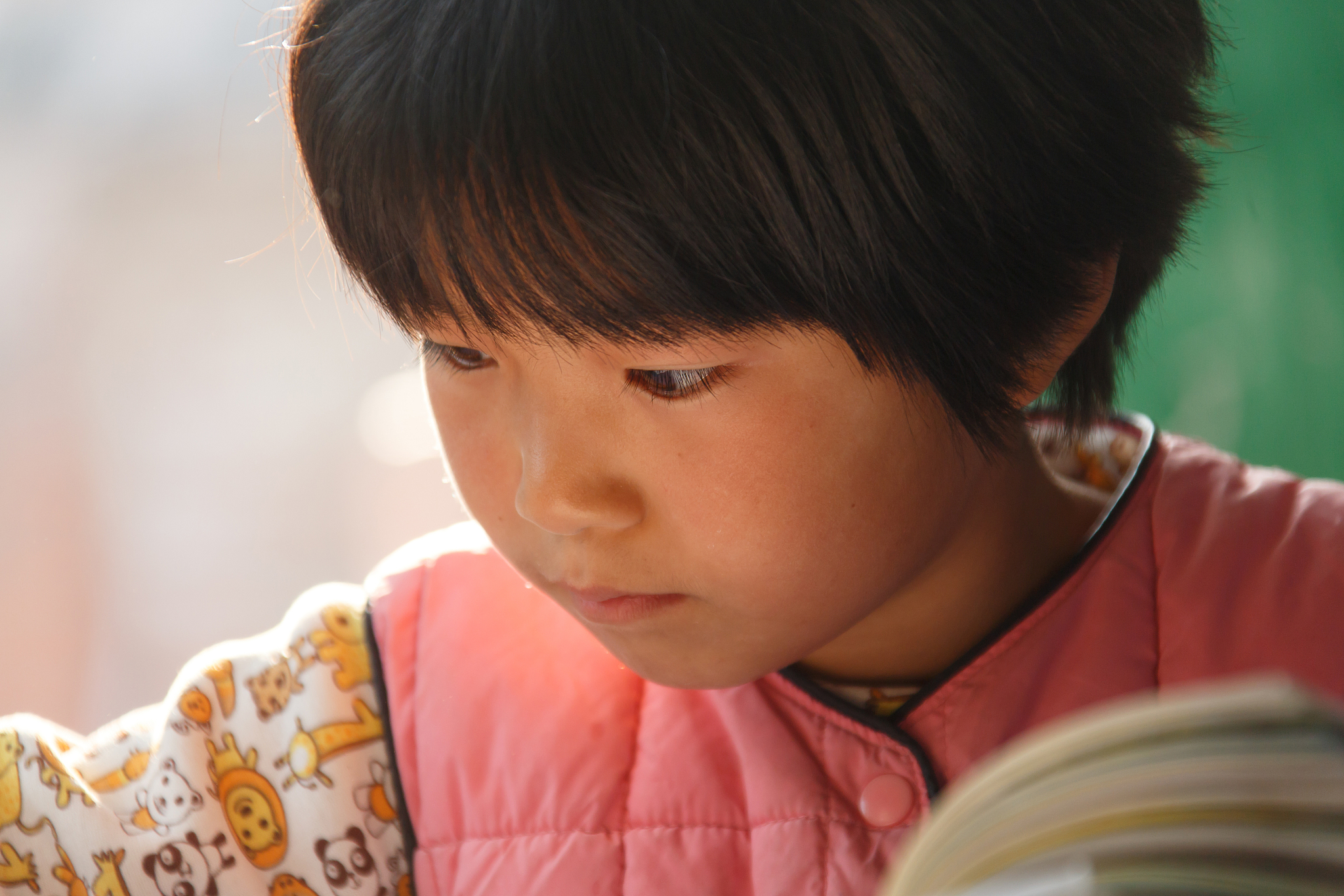 乡村小学里的小学女生