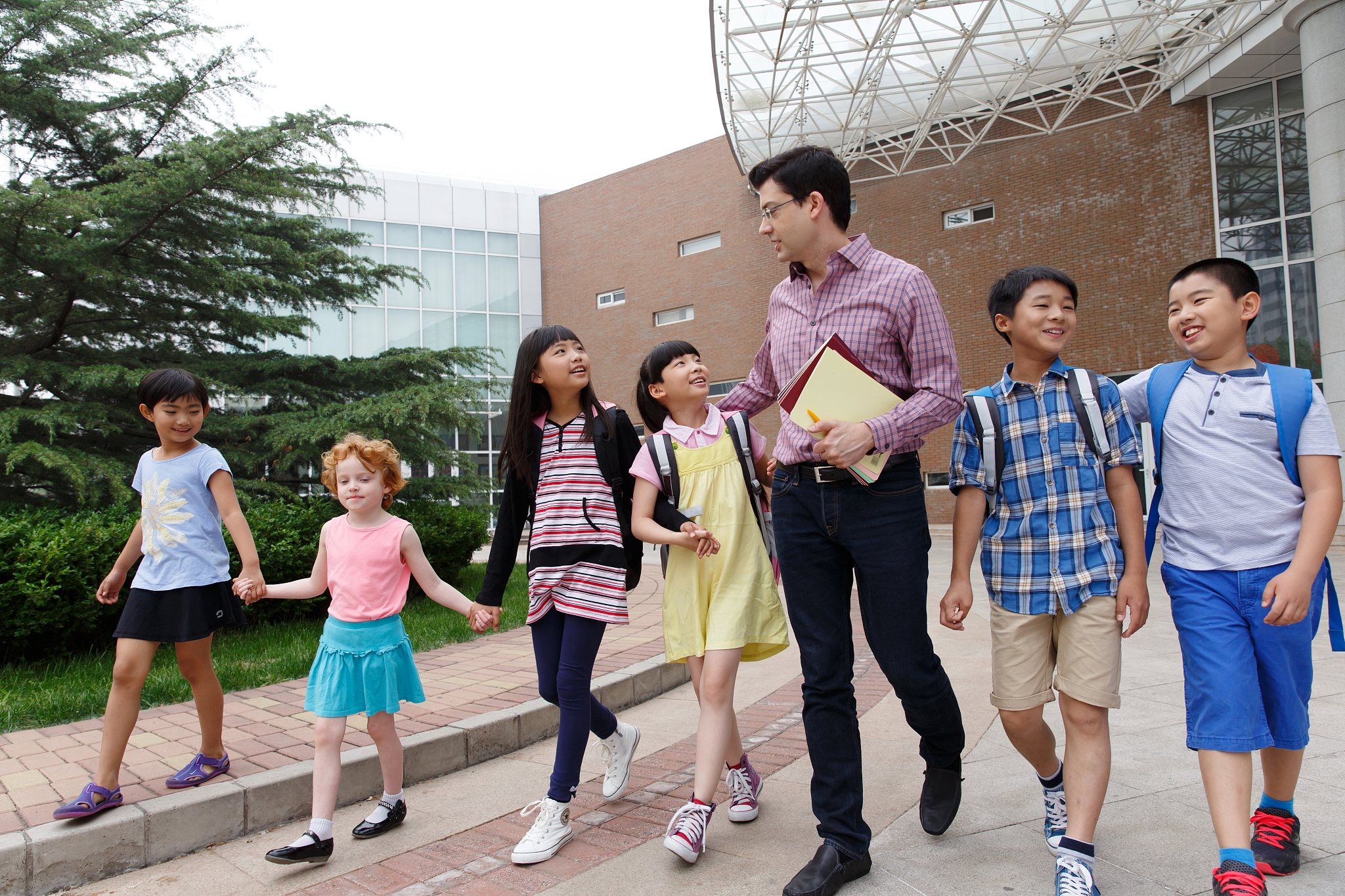 女儿小学一年级有男同学经常聊天如果女儿小学一年级的男同学只是普通的聊天无害的话那么这是正常的社交交往不必过于担心。但是如果你觉得这个男孩的言行有令人不安的地方或者让你的女儿感到不适或困惑你应该及时跟女儿进行沟通确定她是否觉得自己受到了侵犯。同时你也可以与女儿的老师或校领导进行沟通以确保学校对于学生之间的交往有规定和监管。怎么提示和女儿沟通这个正常的交流
