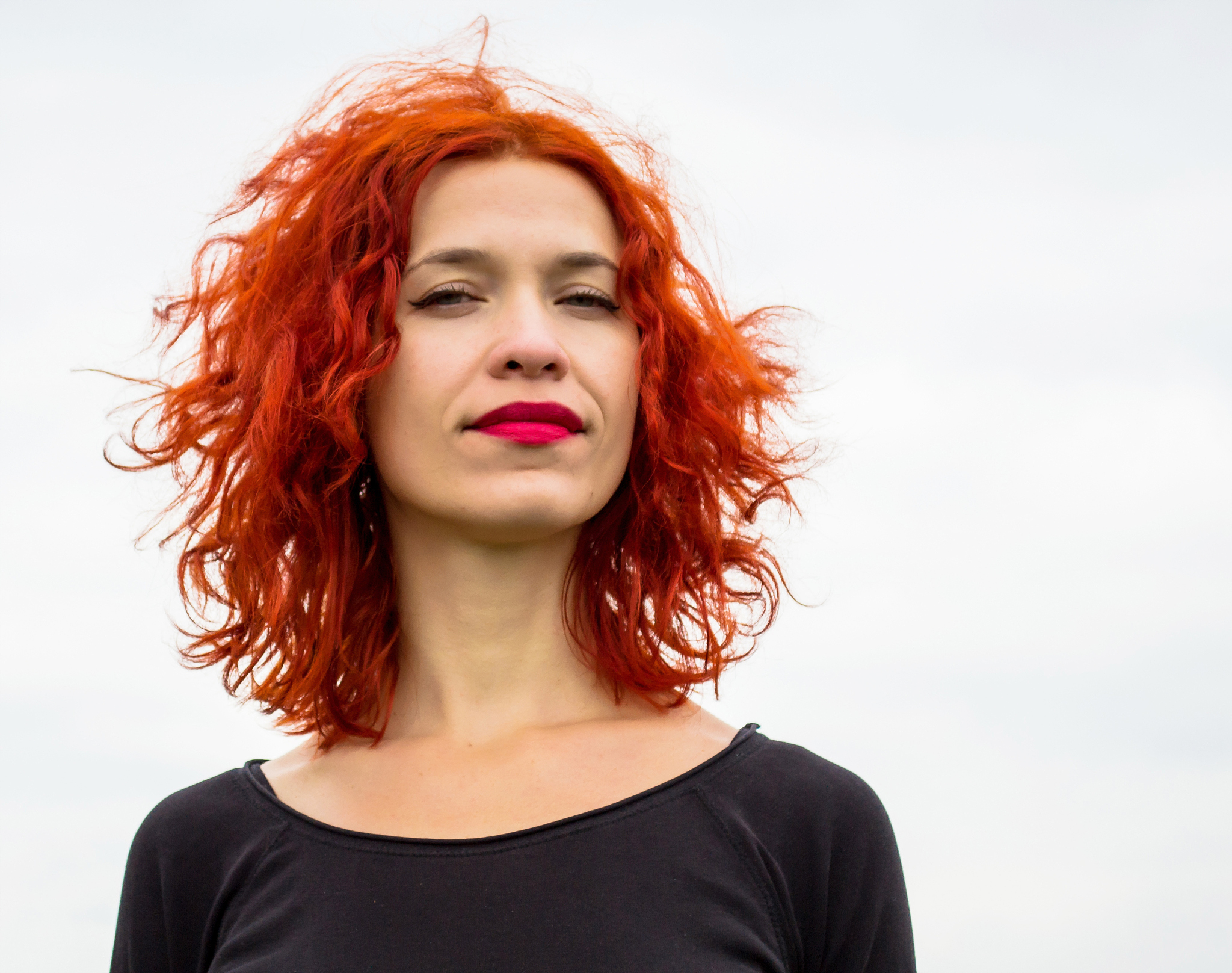 发色发红头发蓬松带点自来卷发丝粗头发厚是什么样人