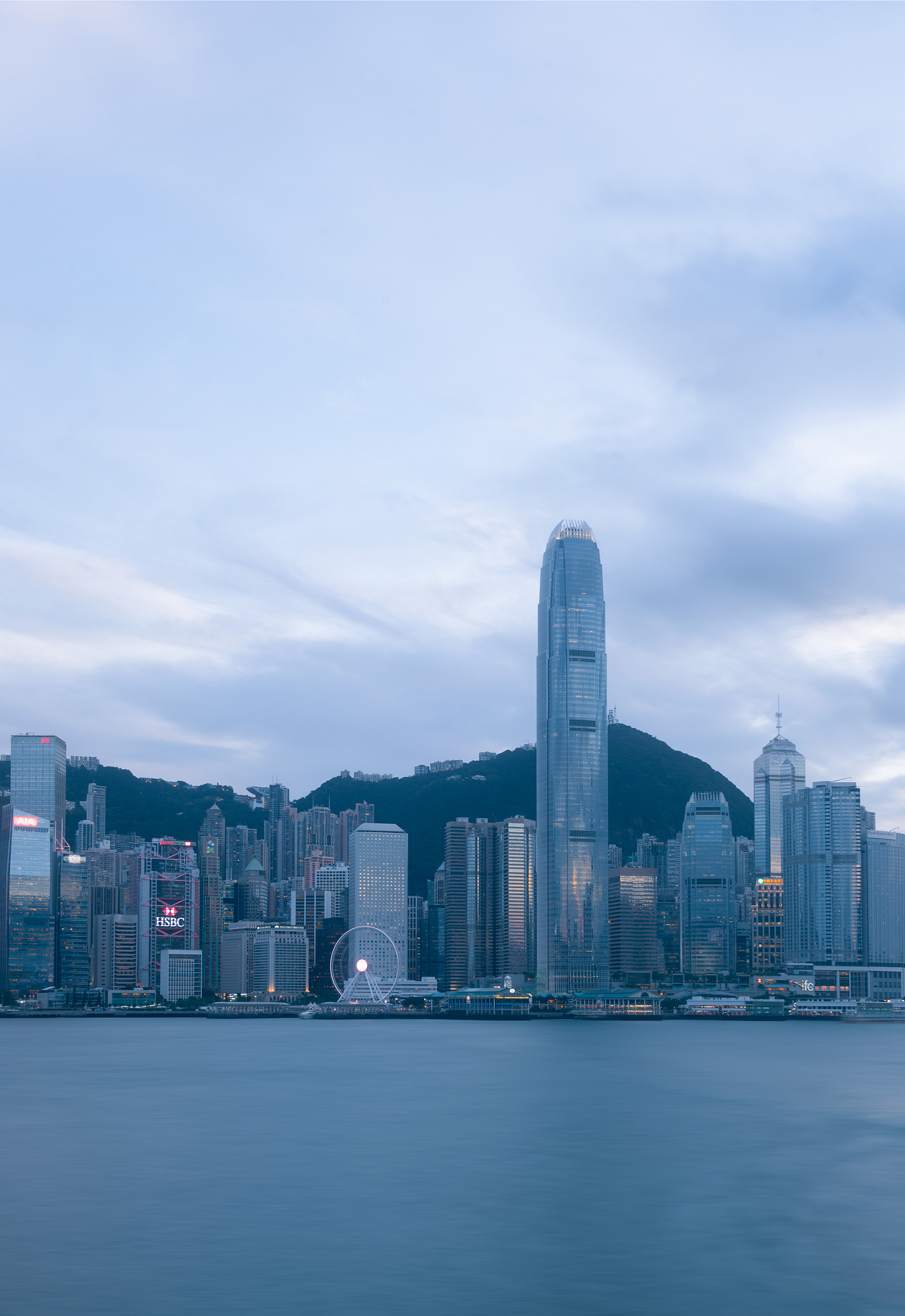 傍晚的香港维多利亚港城市风光