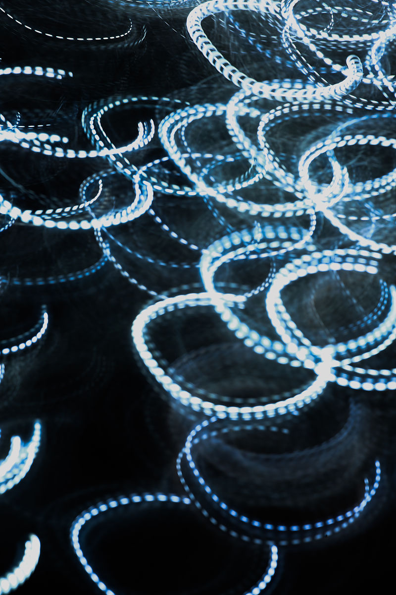 设计要求：用Verilog语言设计一种基于FPGA的数字频率计。要求：1能测量矩形波的频率；2频率测量范围为：1Hz—20MHz；3LED显示测量值。4需要写出代码5形成课程设计报告