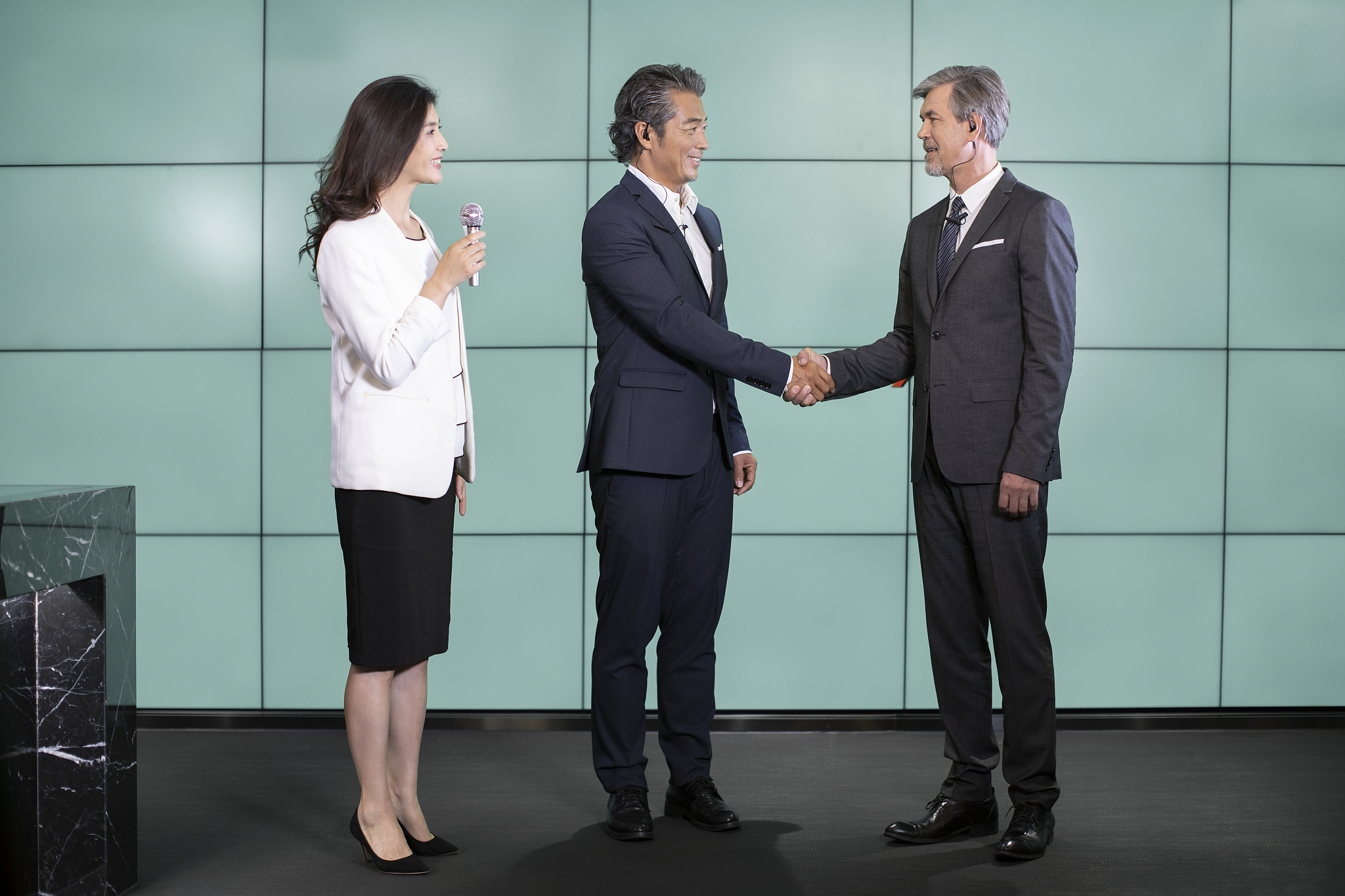 观看完握手礼仪、仪表礼仪、举止礼仪视频资料后的感想具体可以写这个礼仪的动 作要领、如何做到标准、如何学以致用、礼仪的重要性、怎么 带动身边人等等写