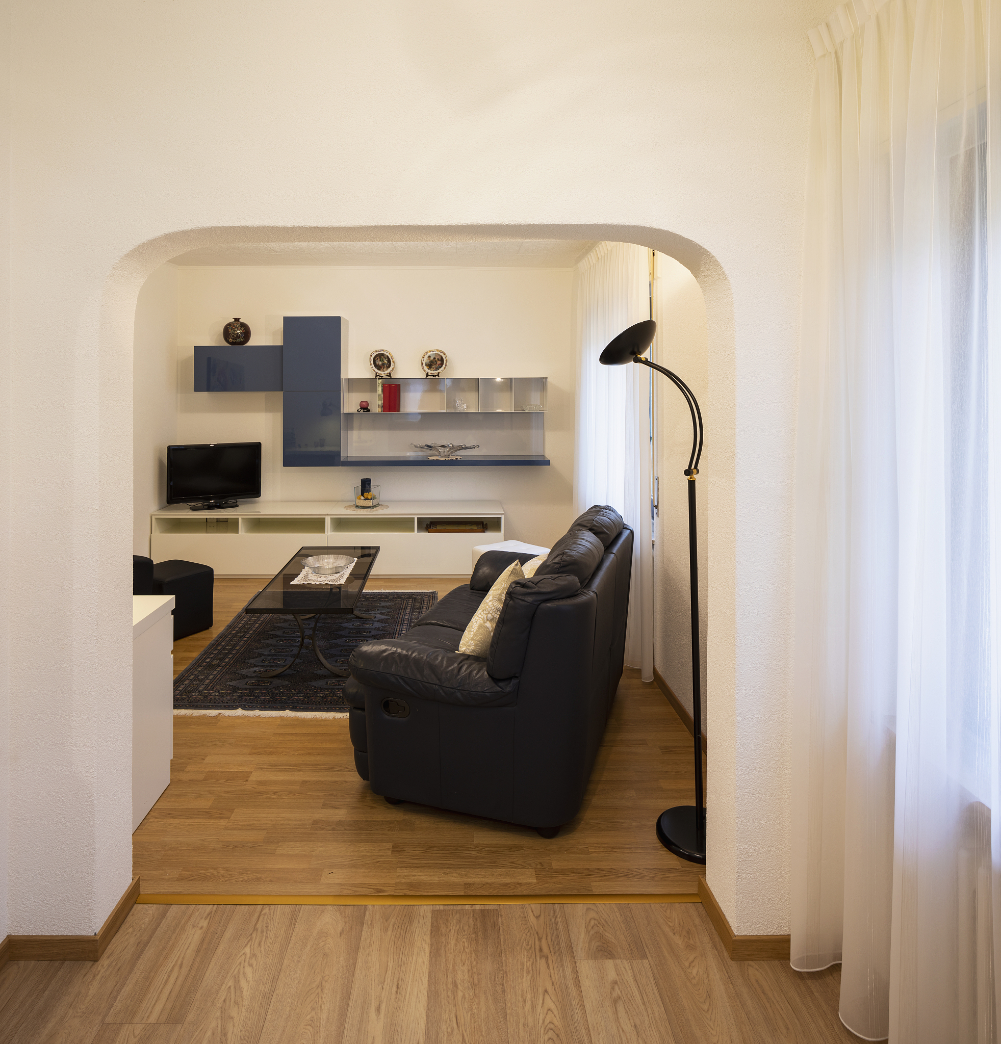 一字型家具也可以这样做：1客厅空间较小的话可以选择两个小边几可以用在沙发的电视墙茶几一边是沙发另一边则是边几；2客厅也有很多可以摆放客厅桌椅的空间在沙发一侧的背景墙也可以定制一组书桌或者是书柜也可以用与沙发一侧的背景墙同样的材料打造；3餐厅也可以用两边的桌椅摆在玄关区域或者是餐厅处用作为客厅餐厅的中转餐厅；4卧室也可以