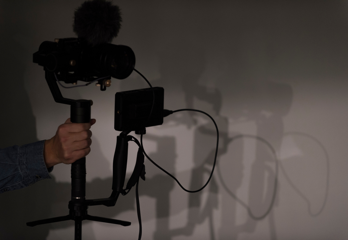 JOP首码网从如何选题材 ——如何下高清资源——怎么写文案——怎么配音——怎么剪辑——字幕处理——封面制作——视频模板——上传分发平台全程实战案例解析让你学会影视解说00：抖音规则01：文案5节课02：配音2节课03：PR剪辑7节课+安装包+模板04：直播文案课23节课