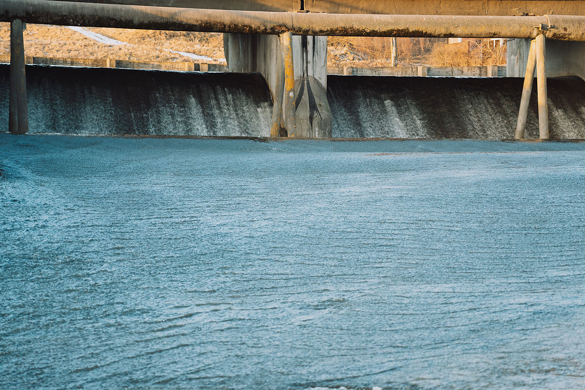我々が実験している北海道と武庫川潮止堰での魚道と同じですので、検証しやすいですね。翻译成中文高精翻译如何回答？