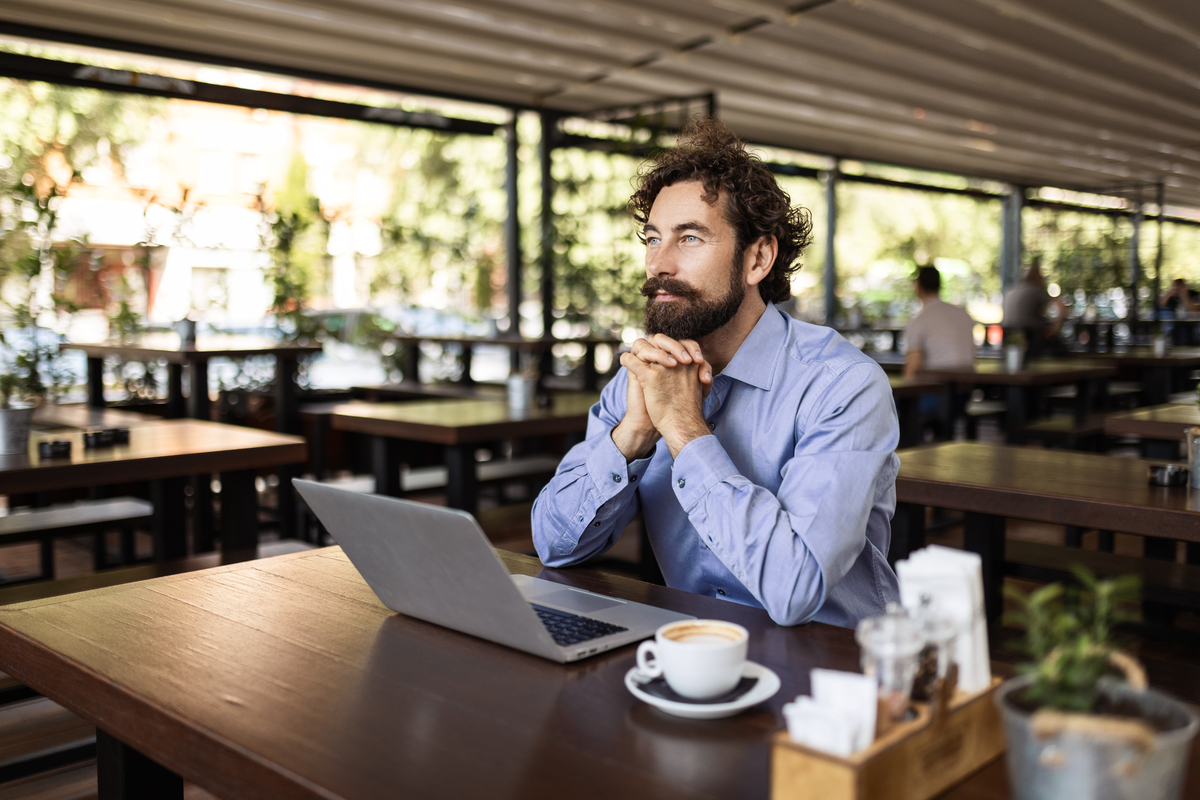 毕业后咖啡店打工的迷茫：张有志的压力与选择