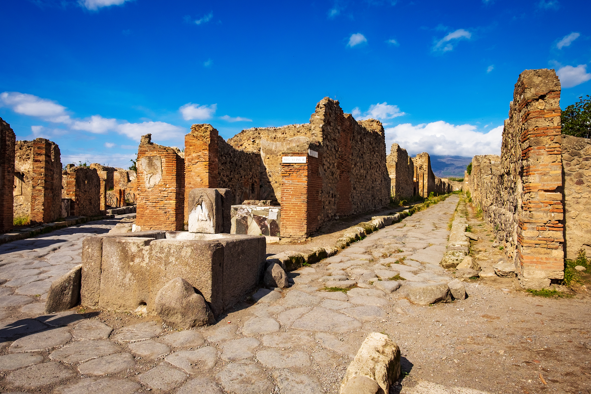 historical roman ruins. excavations of pompeii, italia. pompei s