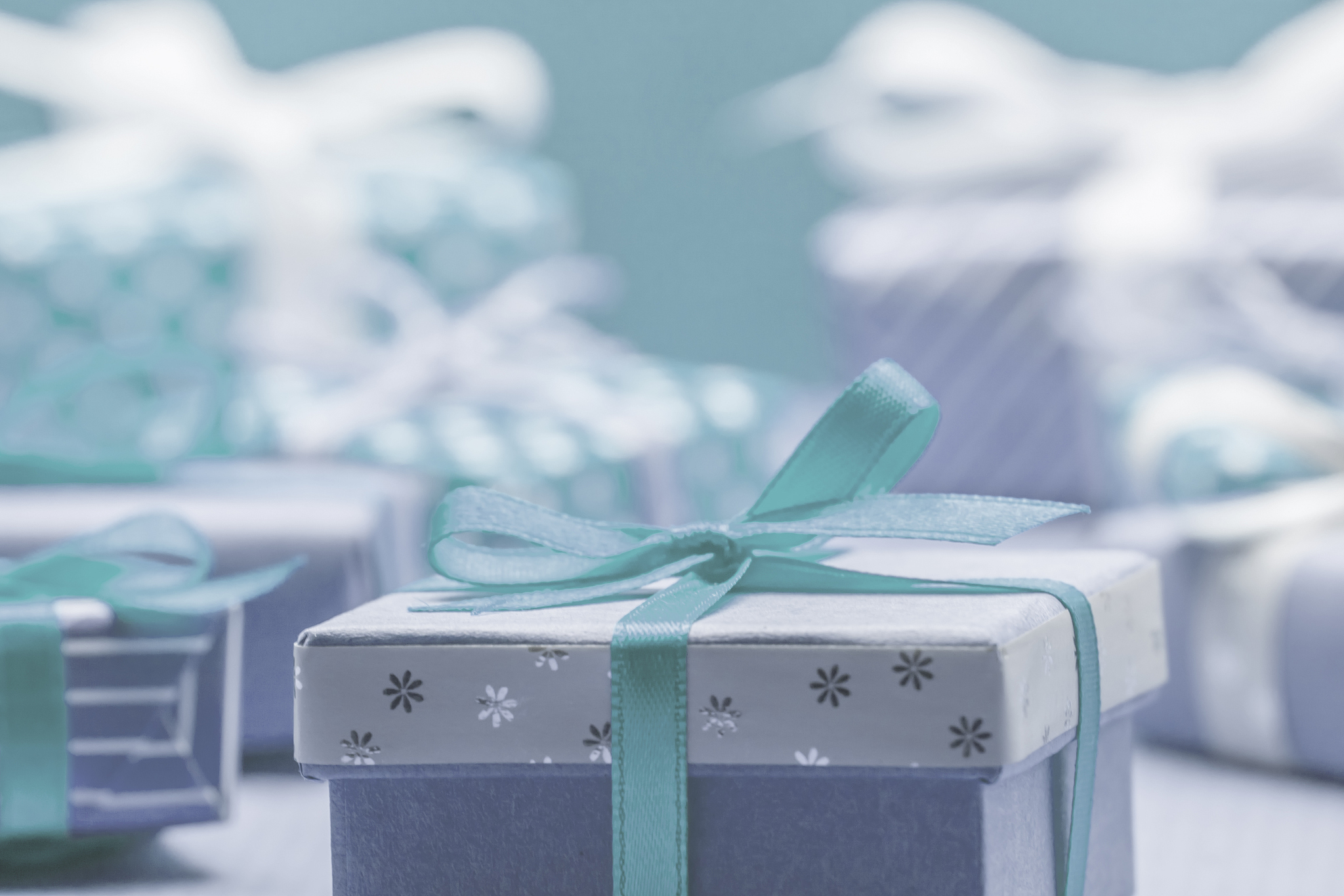 我一年后想从事前端开发行业请帮我设计一套完整的为期一年的课程表及学习内容