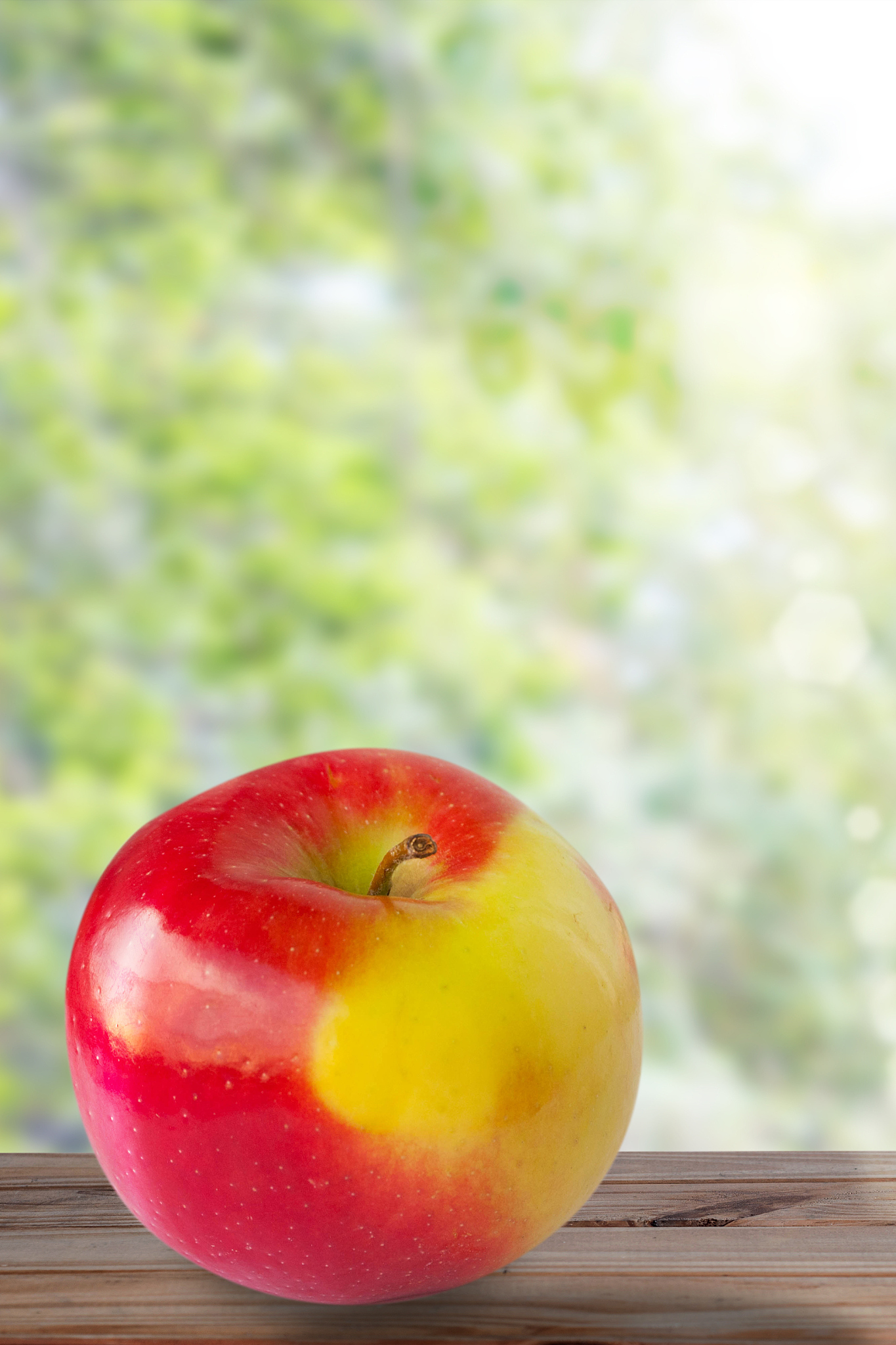 fresh apple on the wooden table