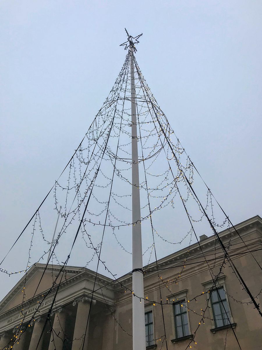 在哥本哈根市中心,一棵不同寻常的圣诞彩灯圣诞树