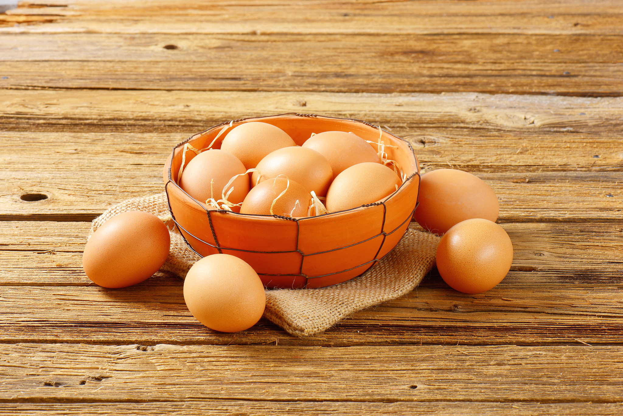brown eggs in terracotta bowl