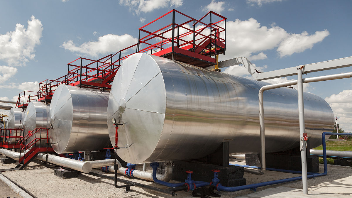 储热技术路线众多常见的有水罐储热、熔盐储热、相变储热等请从工作原理、储热规模、应用温度、成本等方面对比以上3种储热技术并分析哪种更适合应用于火电厂的调峰。