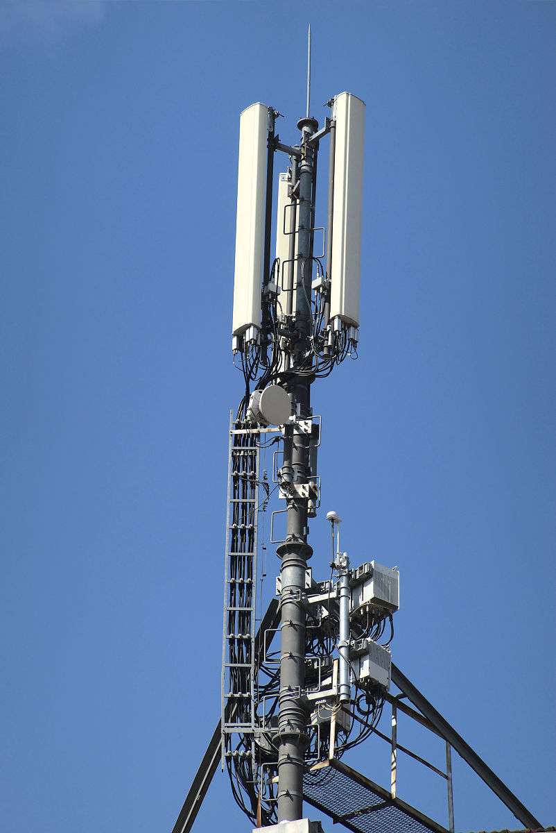 实际天线增益计算：10W发射功率产生100dB信号强度