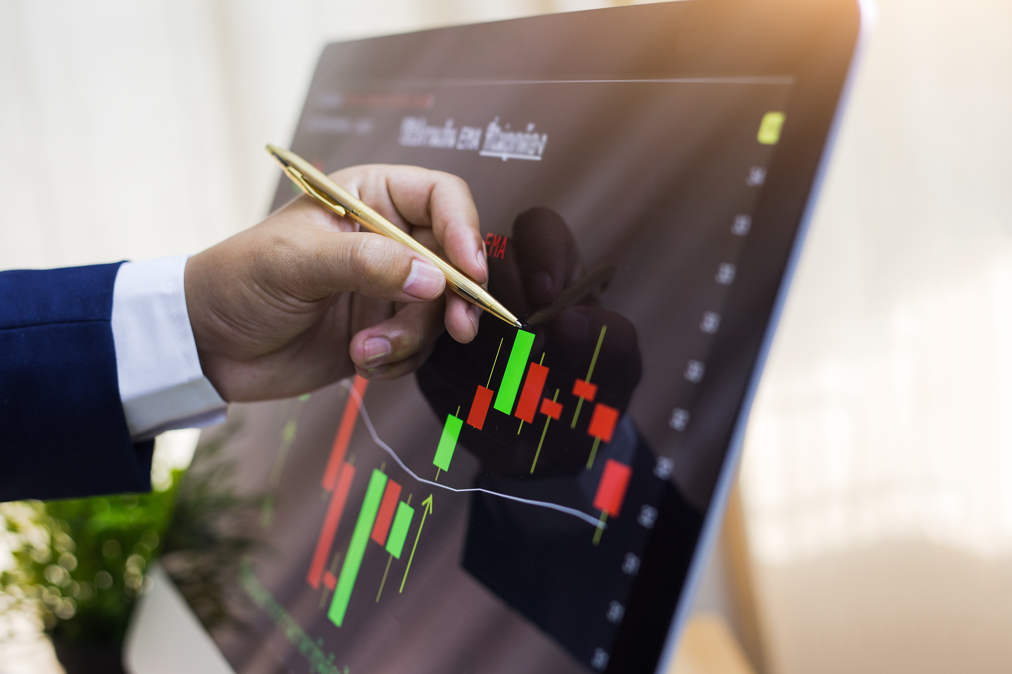 你会计本科大学生正在申请金融硕士的学位。请用大约1500字介绍你的学术背景、科研兴趣方向以及对今后学习研究工作的设想和计划等