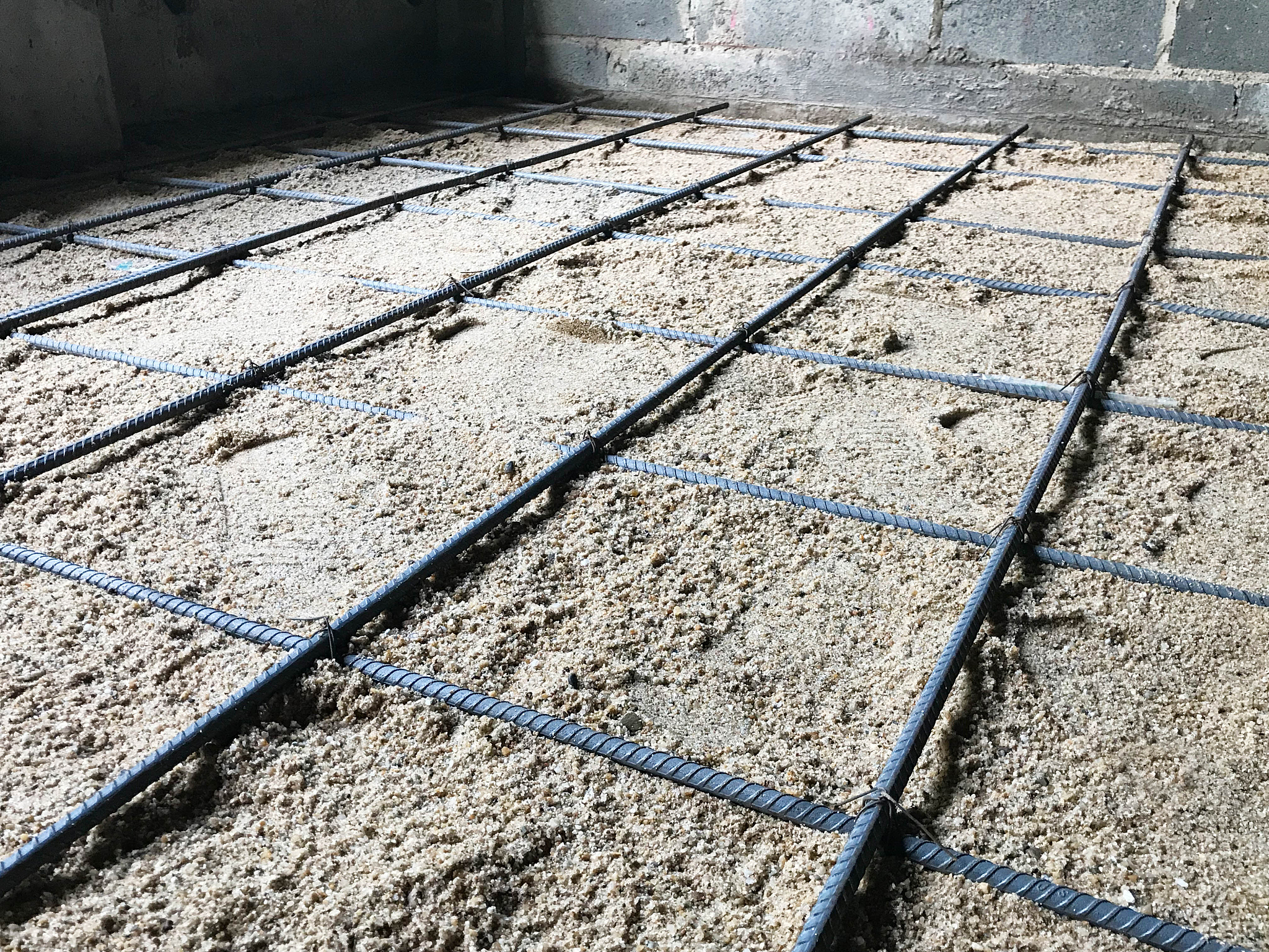 地暖水管铺好后还没回填结果厨房自来水龙头未关来水了将保温板都过泡水了等水干了回填有问题吗？