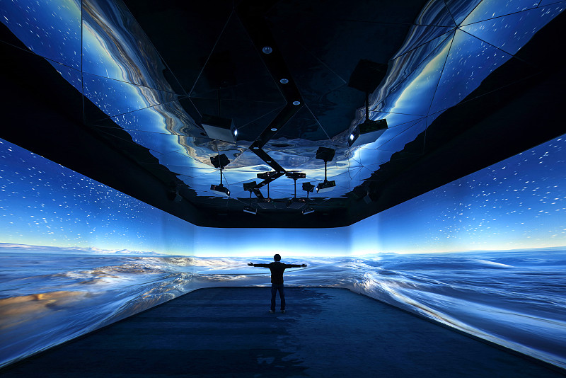 虚拟现实virtual reality简称VR是1989年美国的J．Lanier后来曾是专做VR产品的VPL公司董事长提出的所谓虚拟现实是用计算机技术来生成一个逼真的三维视觉、听觉、触觉或嗅觉等感觉世界让用户可以从自己的视点出发利用自然的技能和某些设备对这一生成的虚拟世界客体进行浏览和交互考察。 国内也有人译为灵境、幻真等国外与虚拟现实同类的术语还有虚拟环境、人工现实、元宇宙等。