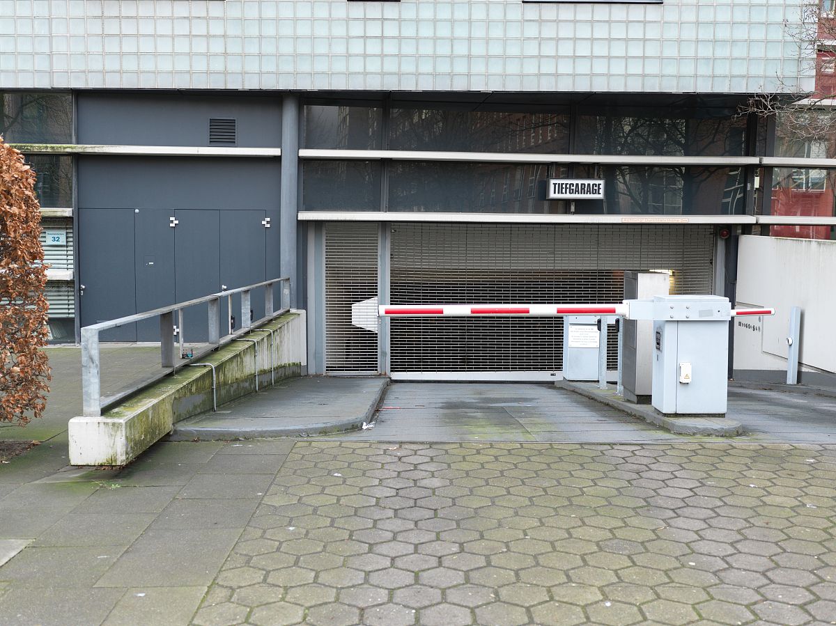 煤矿门禁系统煤矿门禁系统是一种用于控制煤矿进出口的安全系统。它通过安装在煤矿出入口的门禁设备对进出煤矿的人员进行身份验证和授权管理确保只有经过授权的人员才能进入煤矿。煤矿门禁系统通常包括门禁读卡器、门禁控制器、门禁管理软件等组成部分。门禁读卡器可以识别员工的工牌或身份证等信息门禁控制器可以根据门禁管理软件的配置控制门禁的开启和关闭。门禁管理软件可以实现对员工的身份认证、权限管理、考勤管理等功能。通